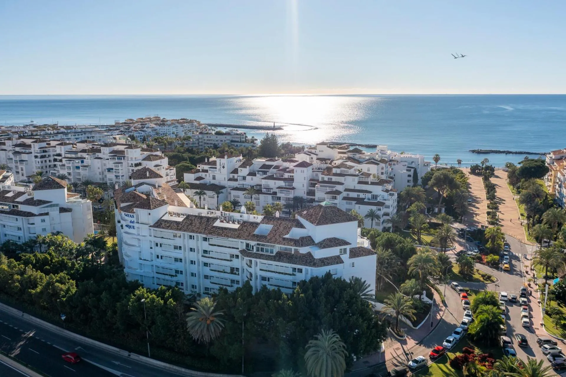 Property building in Apartamento de 2 dormitorios en Las Gaviotas - Puerto Banús