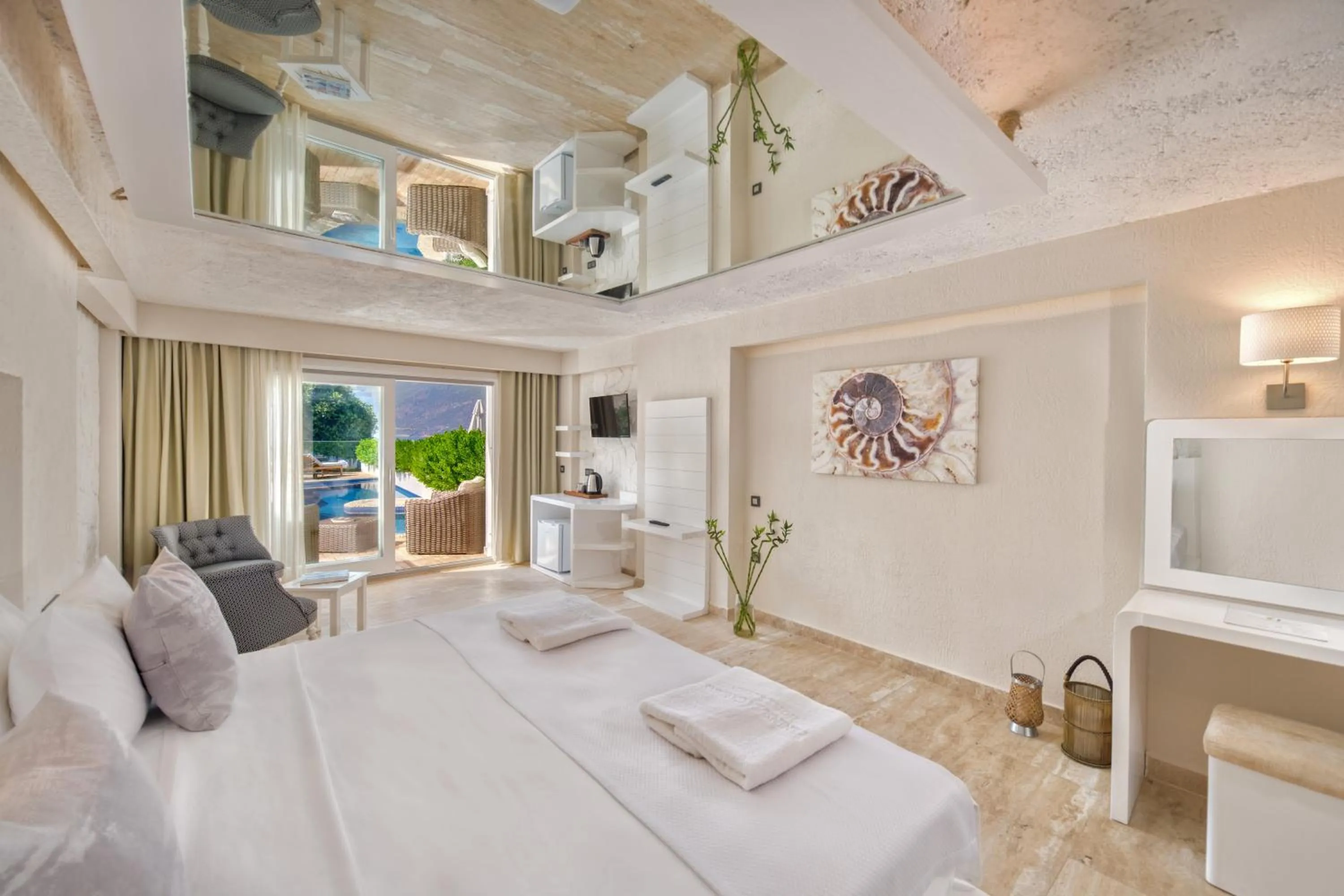 Photo of the whole room, Bed in Peninsula Gardens Hotel