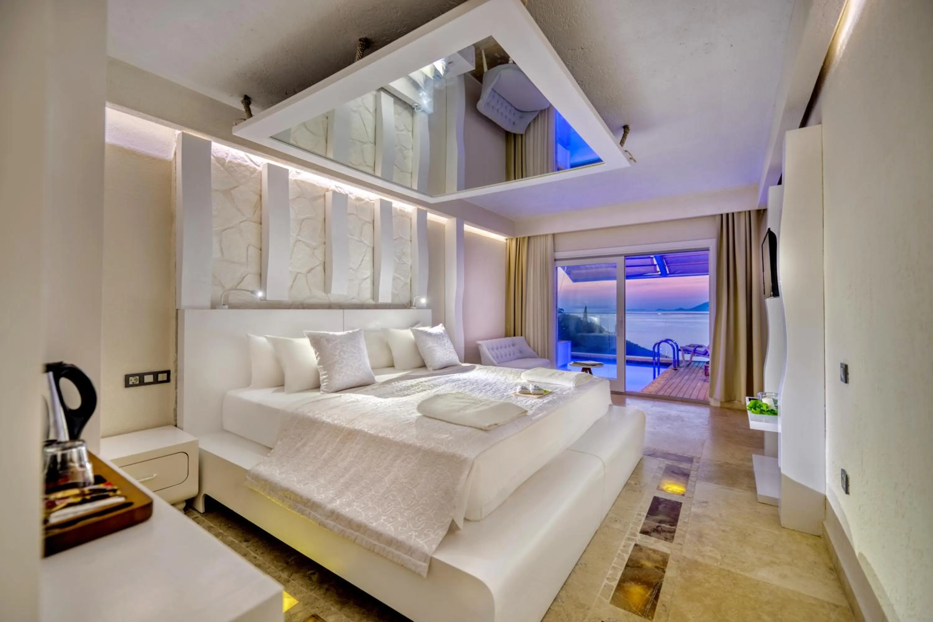 Photo of the whole room, Bed in Peninsula Gardens Hotel