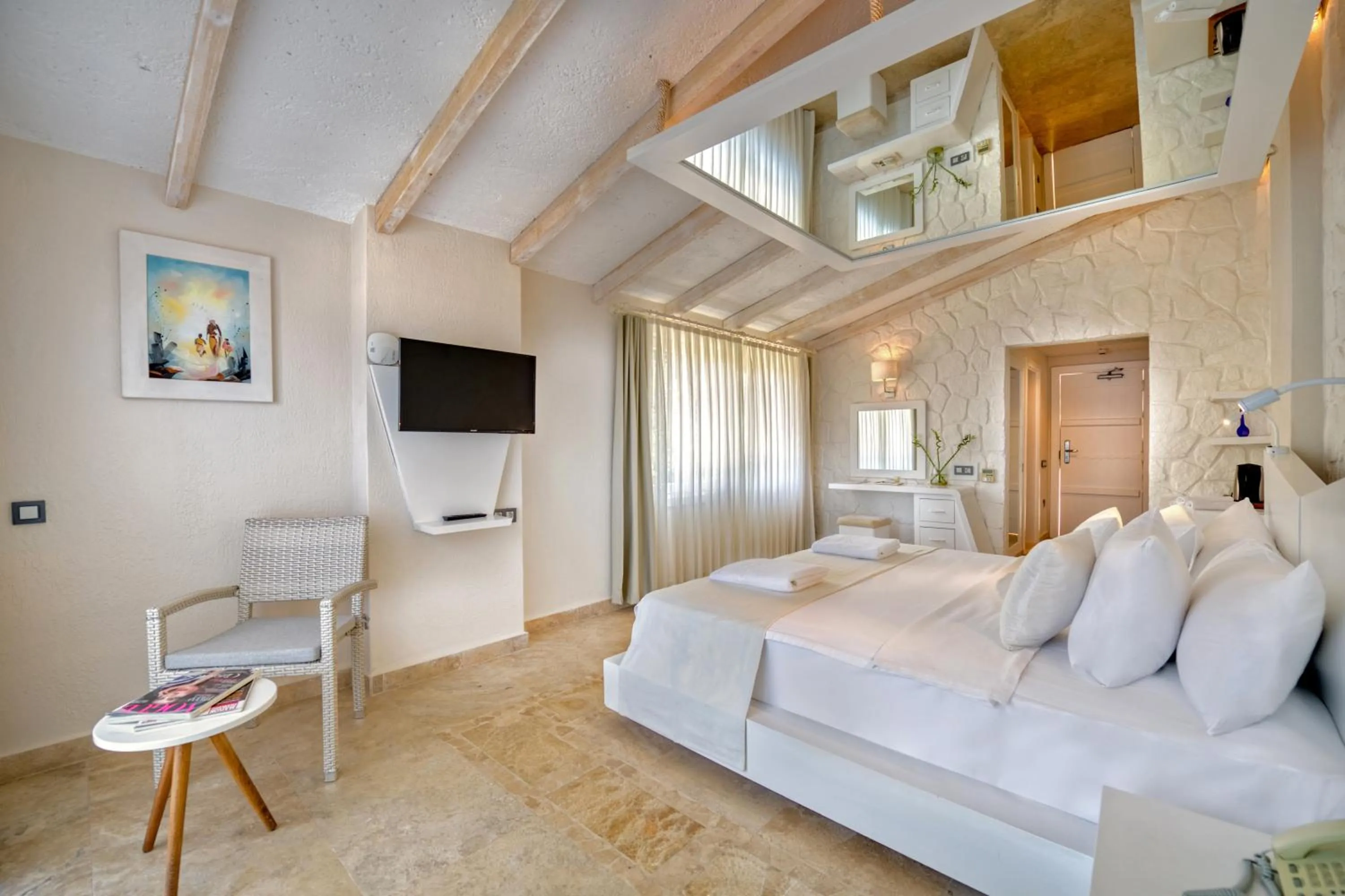 Photo of the whole room, Bed in Peninsula Gardens Hotel