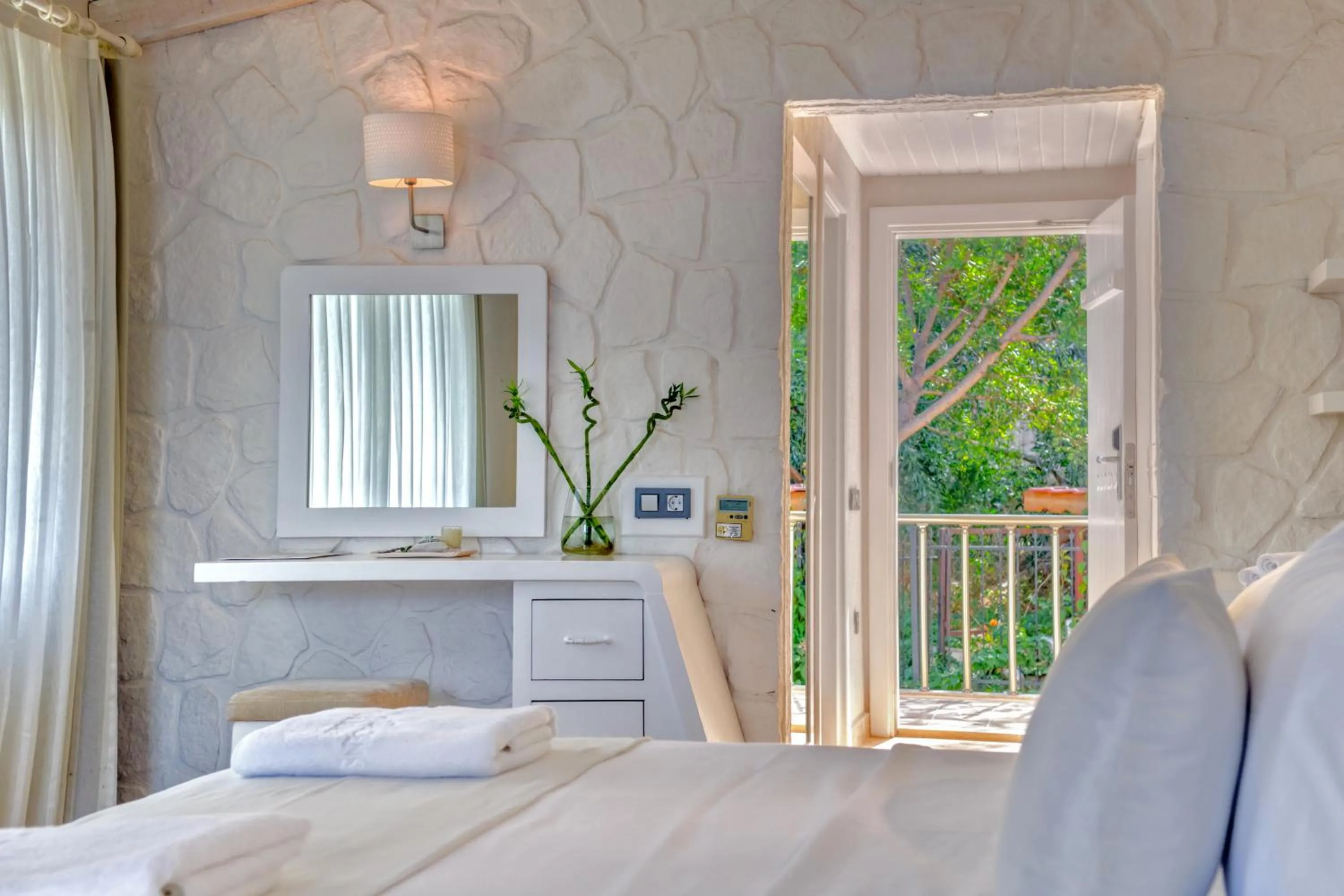 Photo of the whole room, Bed in Peninsula Gardens Hotel