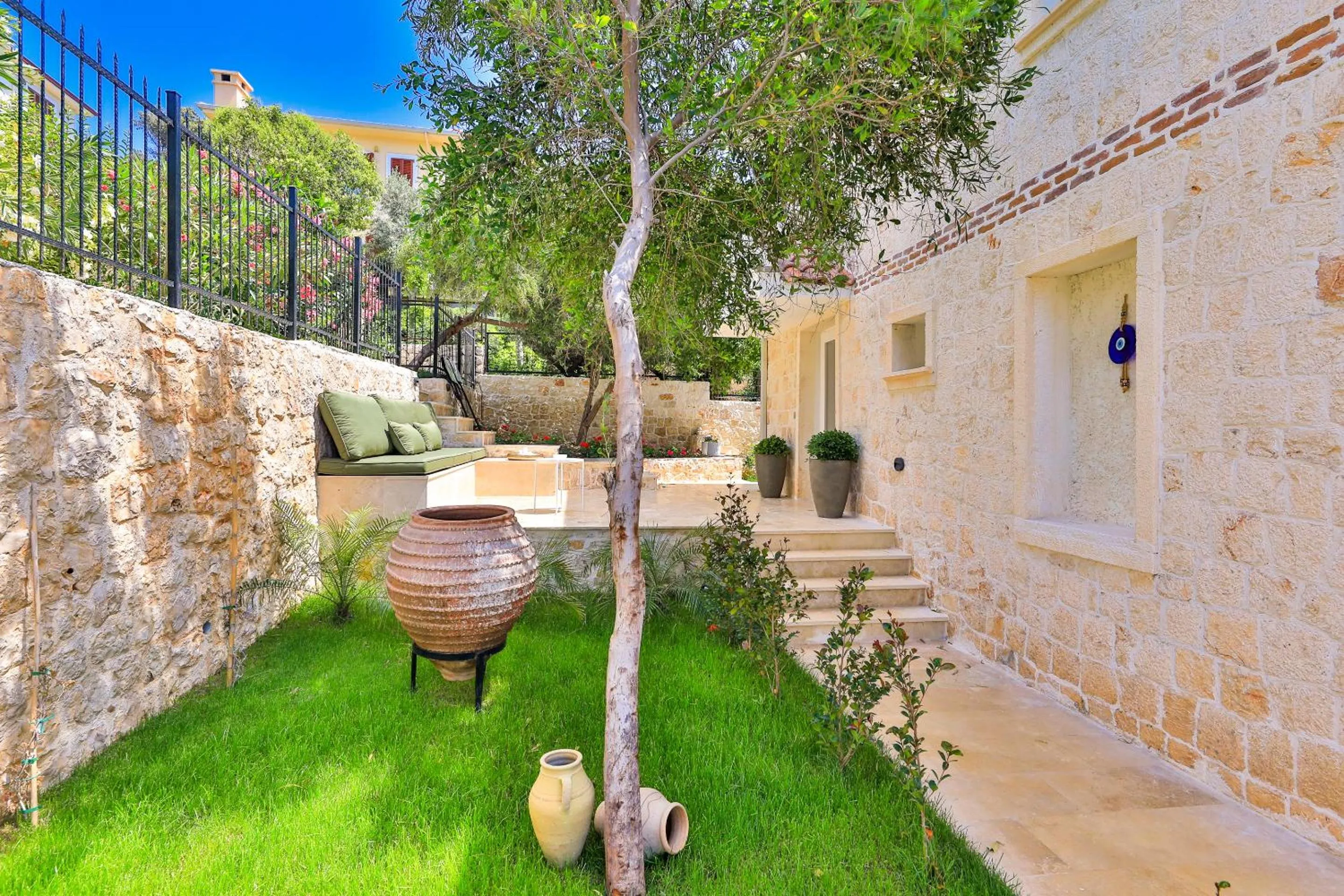 Garden in Peninsula Gardens Hotel