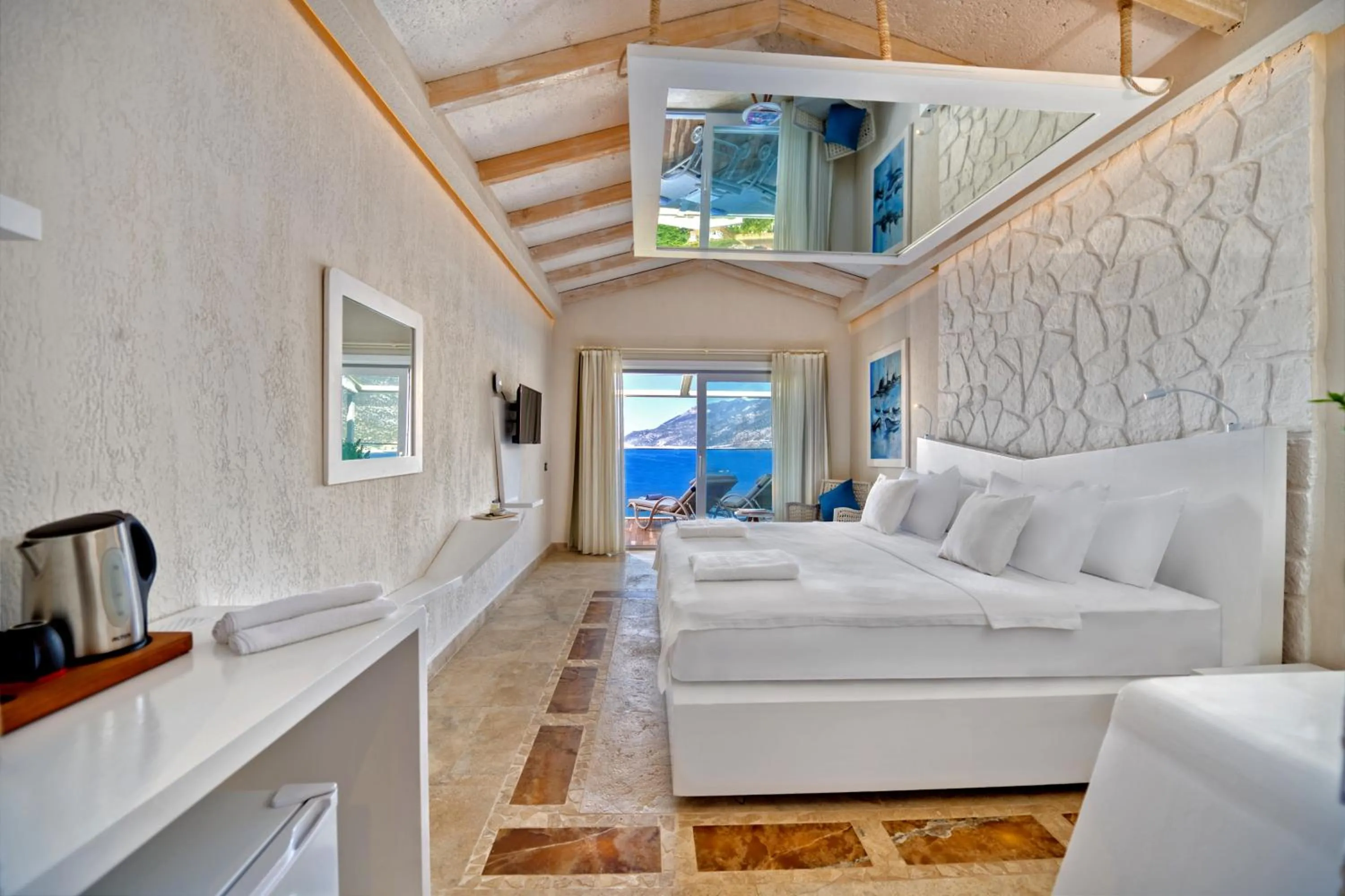 Photo of the whole room, Bed in Peninsula Gardens Hotel