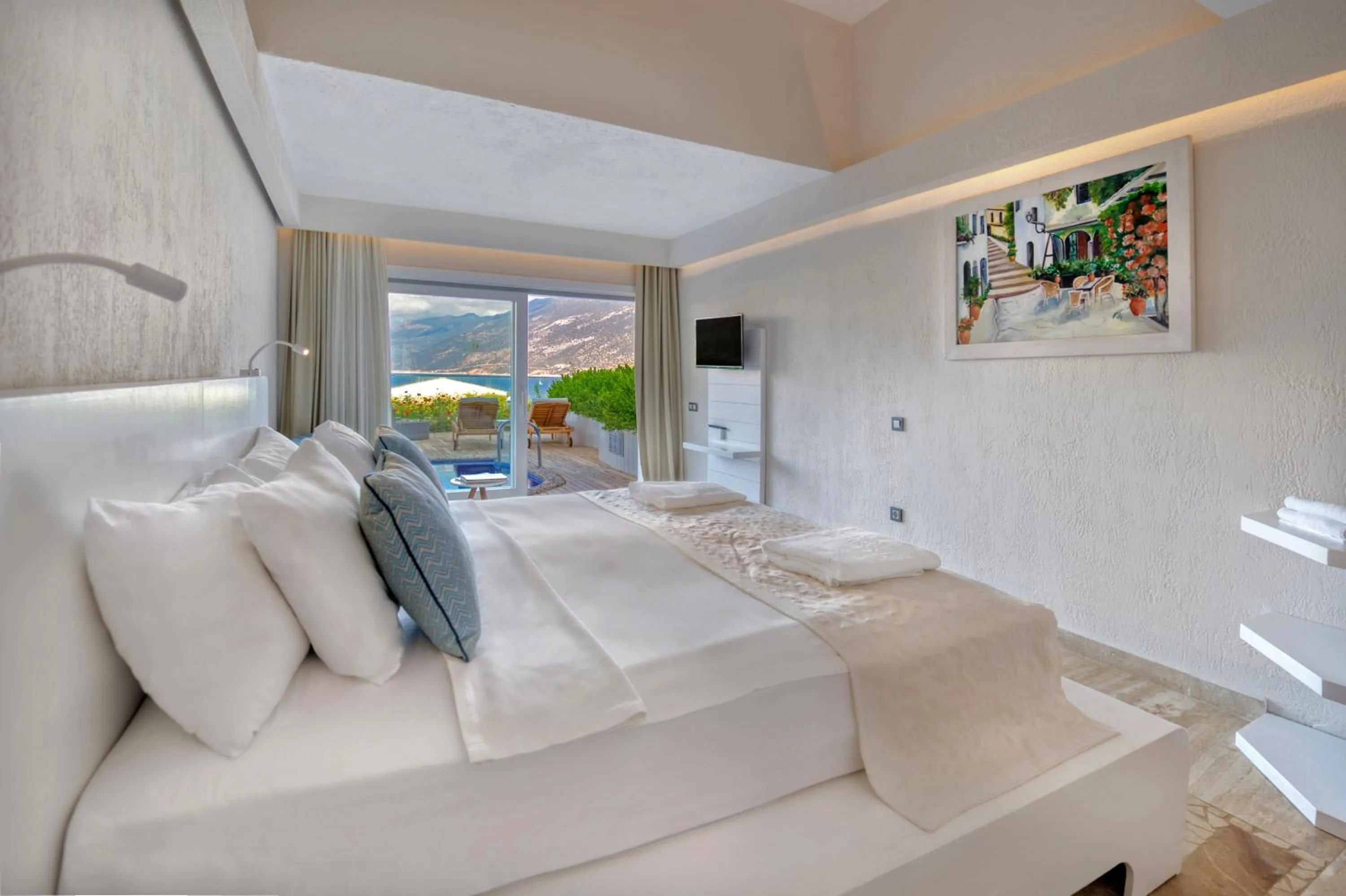 Photo of the whole room, Bed in Peninsula Gardens Hotel