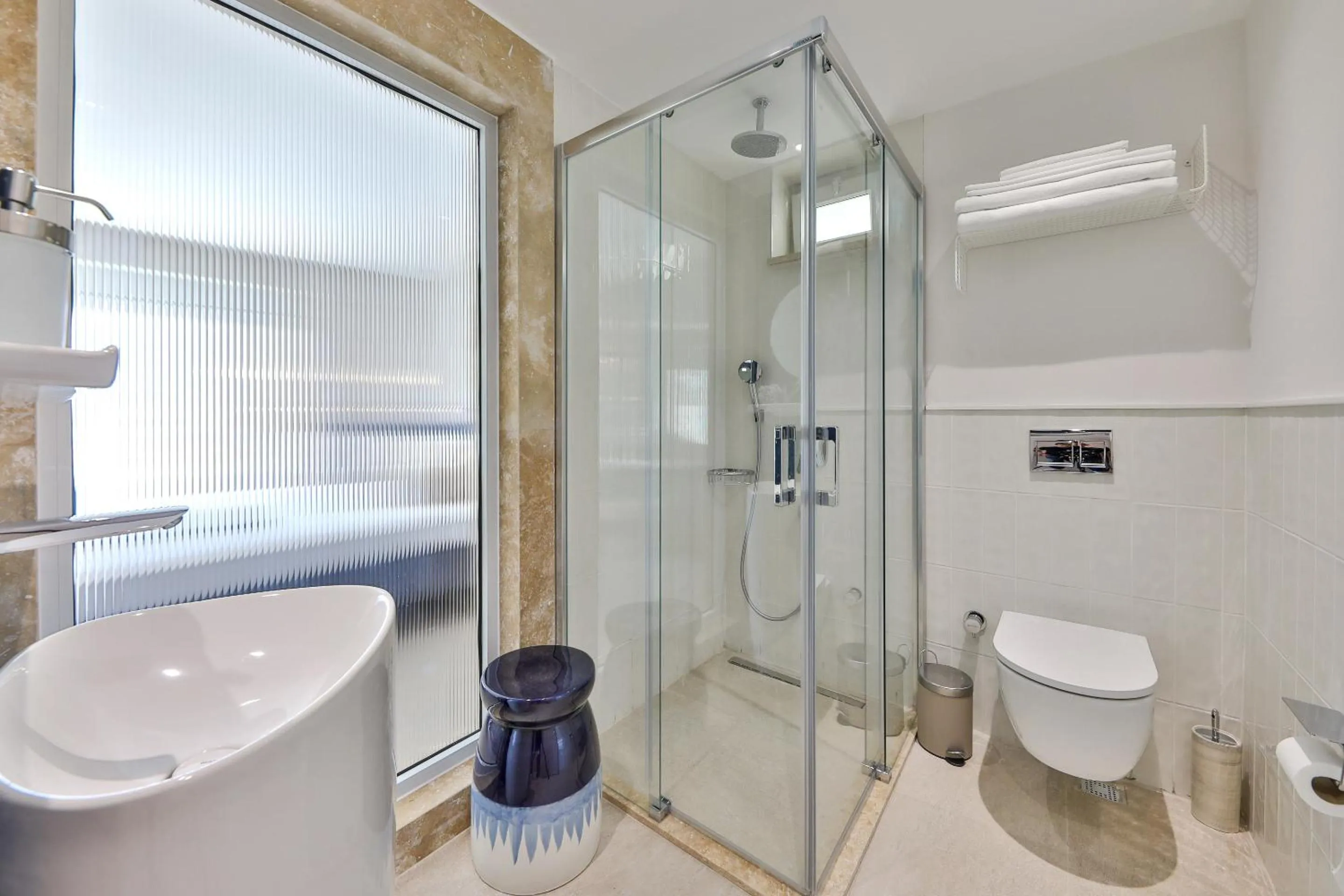 Bathroom in Peninsula Gardens Hotel