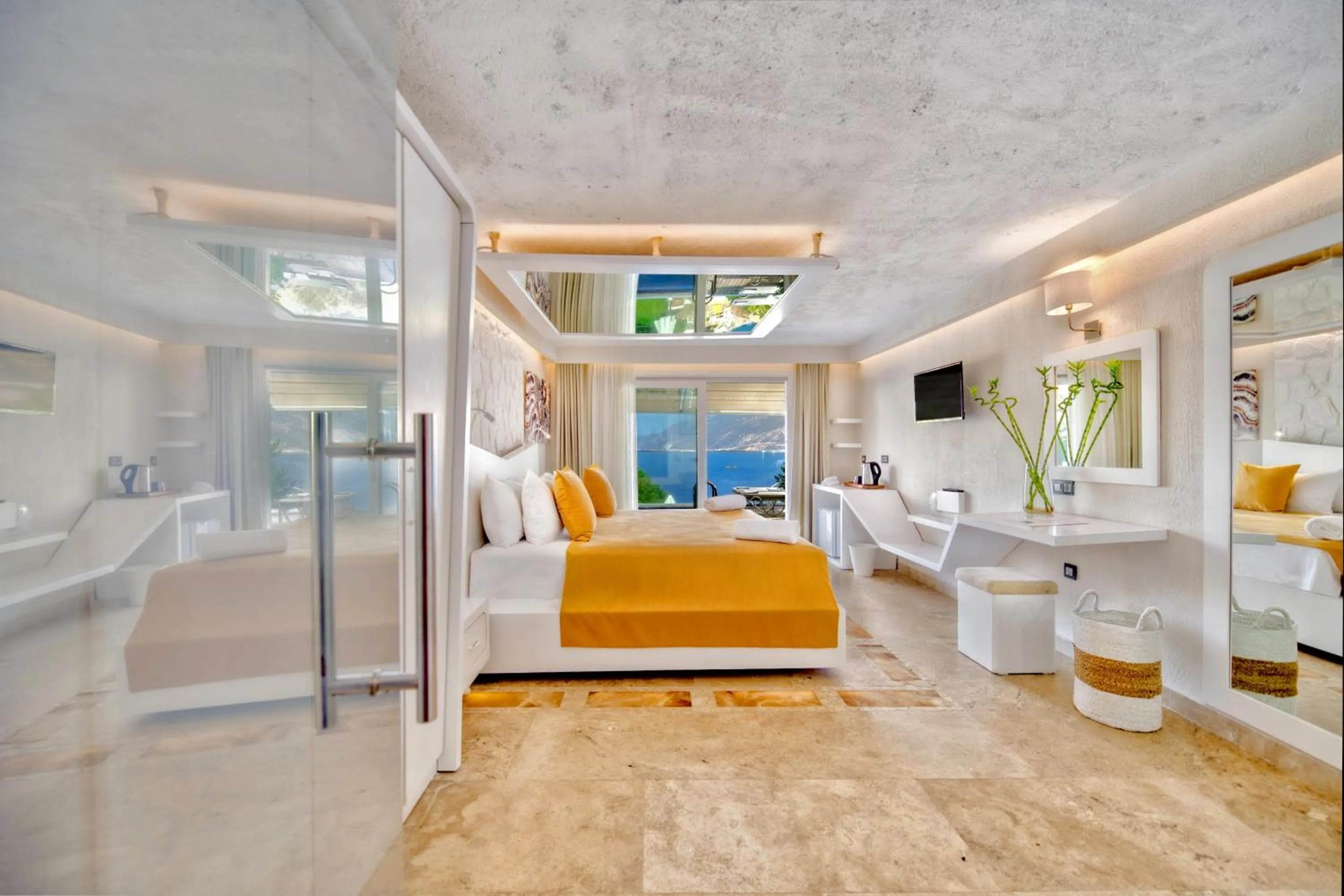 Photo of the whole room, Bed in Peninsula Gardens Hotel