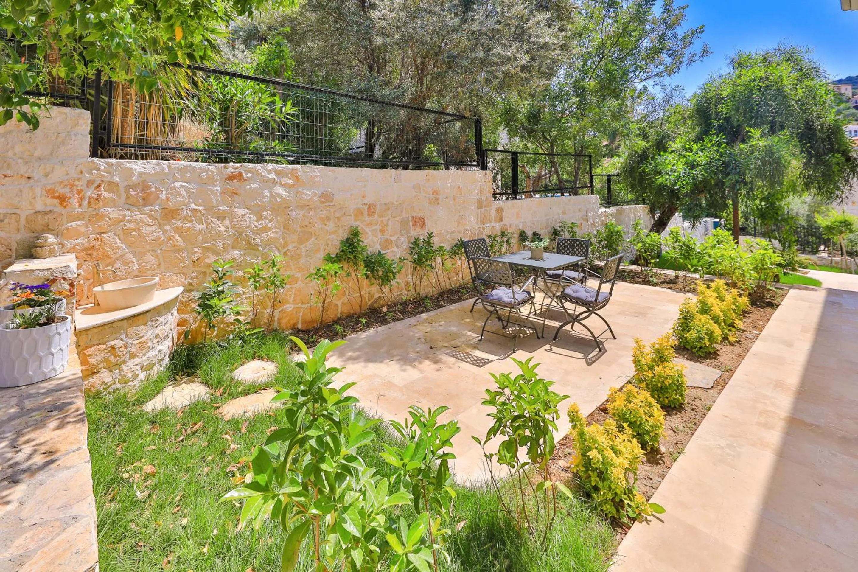 Garden in Peninsula Gardens Hotel