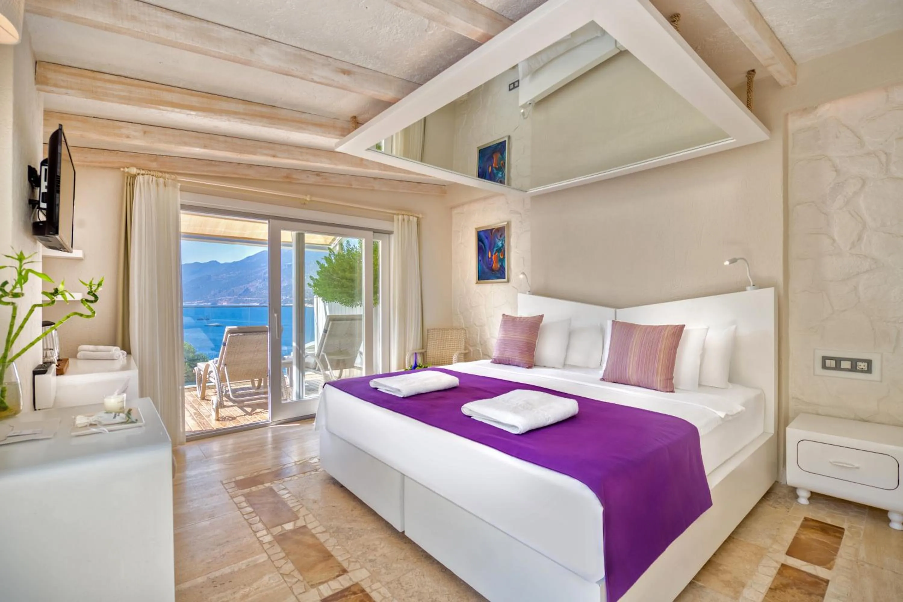 Photo of the whole room, Bed in Peninsula Gardens Hotel