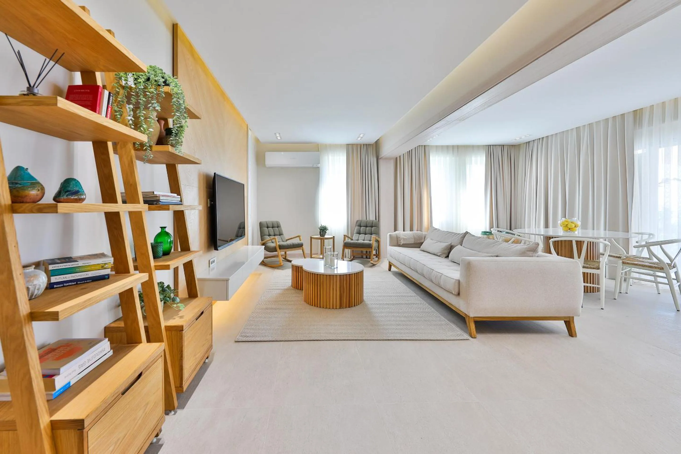 Living room in Peninsula Gardens Hotel