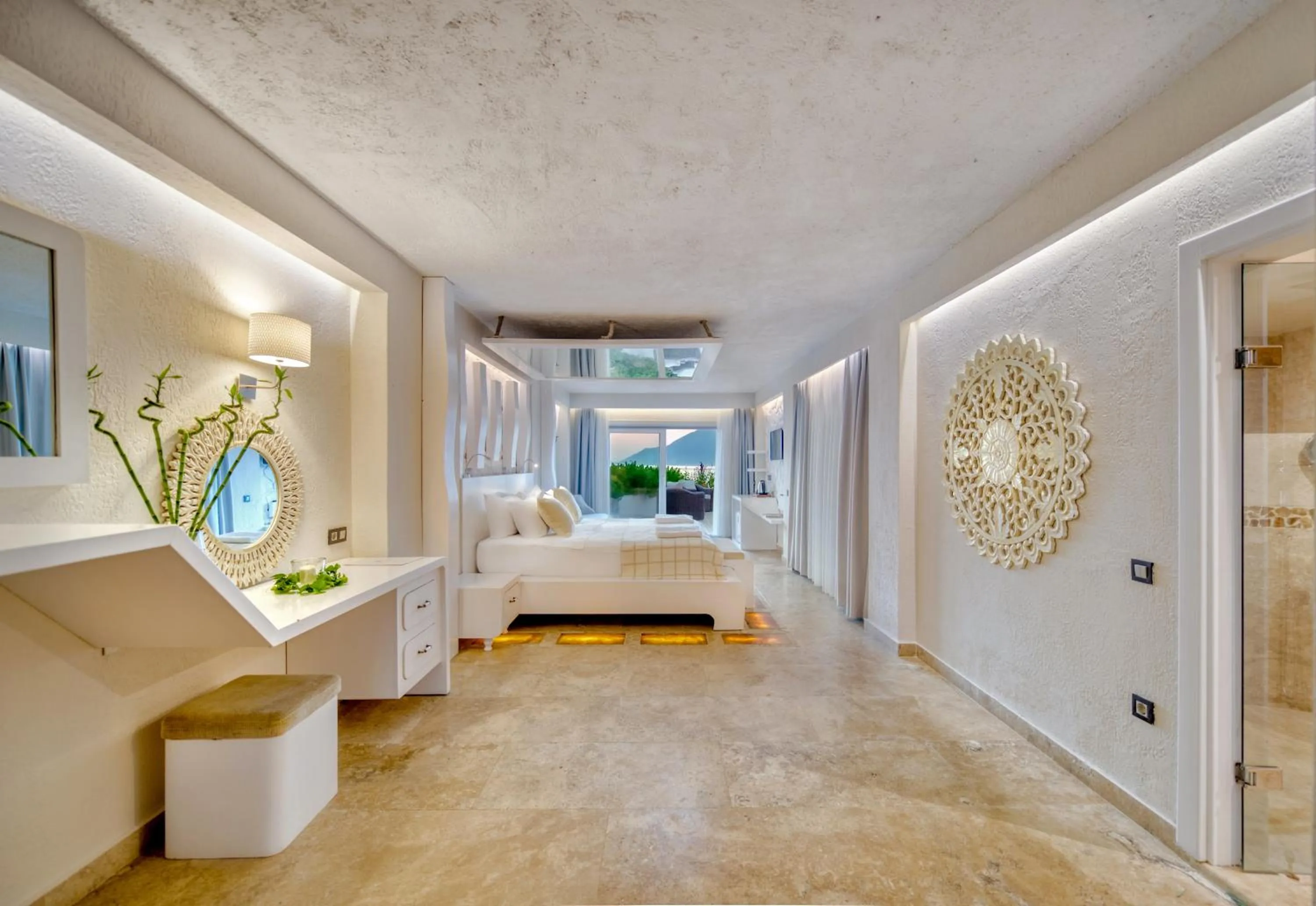 Photo of the whole room, Bed in Peninsula Gardens Hotel