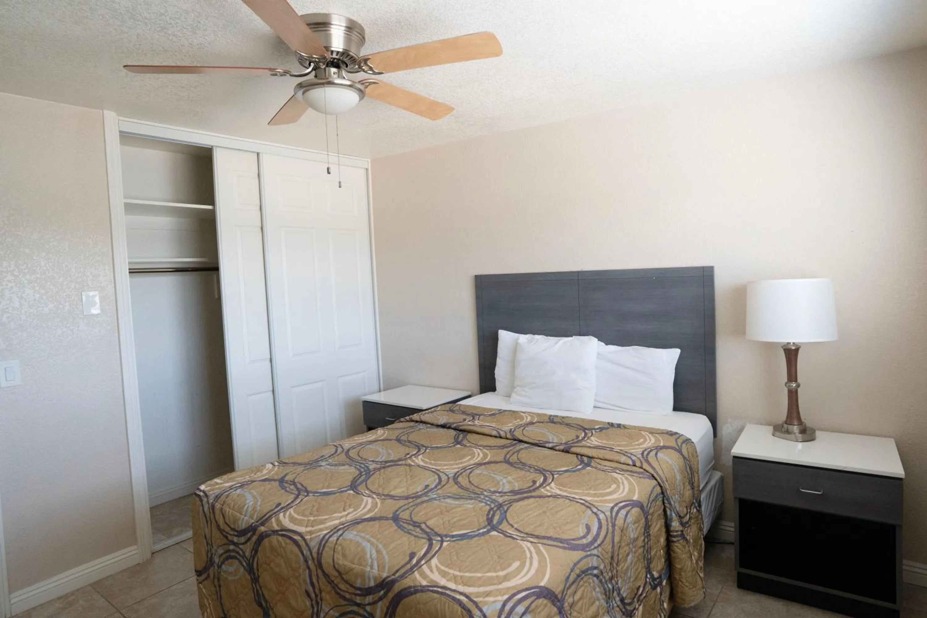 Bed in Apple Valley Hotel & Lodge