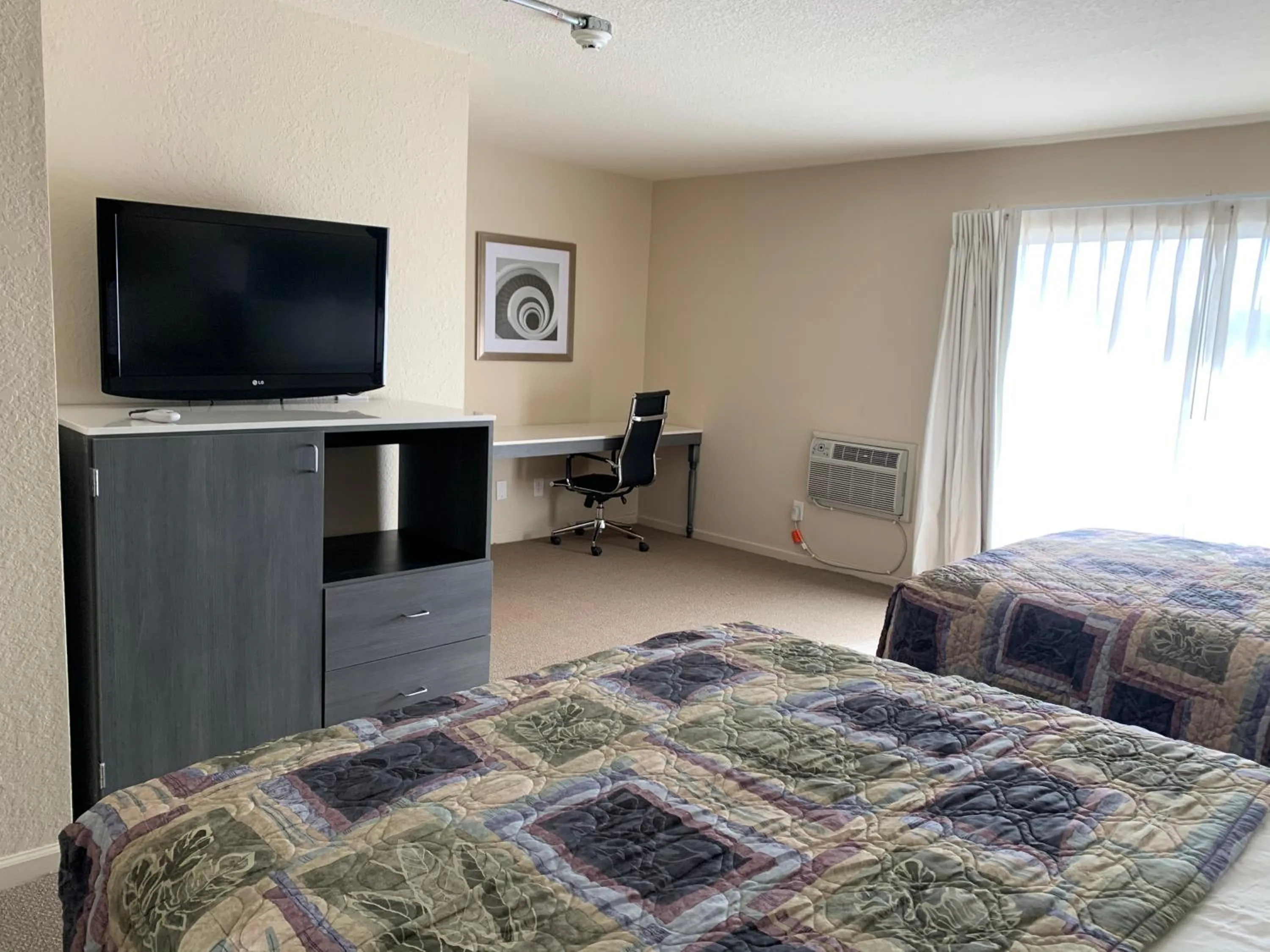 Photo of the whole room, Bed in Apple Valley Hotel & Lodge