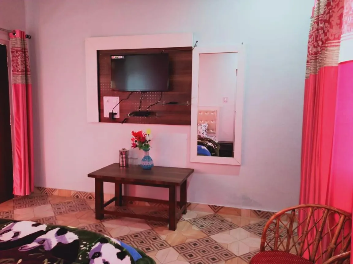 TV and multimedia in Pahadi Ghar Homestay