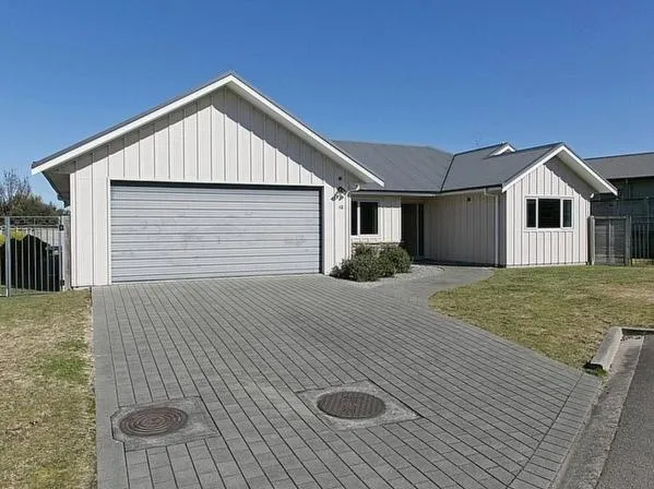 Lochaber Lodge - Acacia Bay Holiday Home