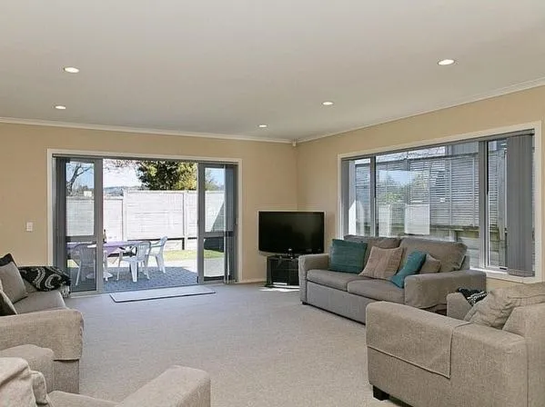 Lochaber Lodge - Acacia Bay Holiday Home