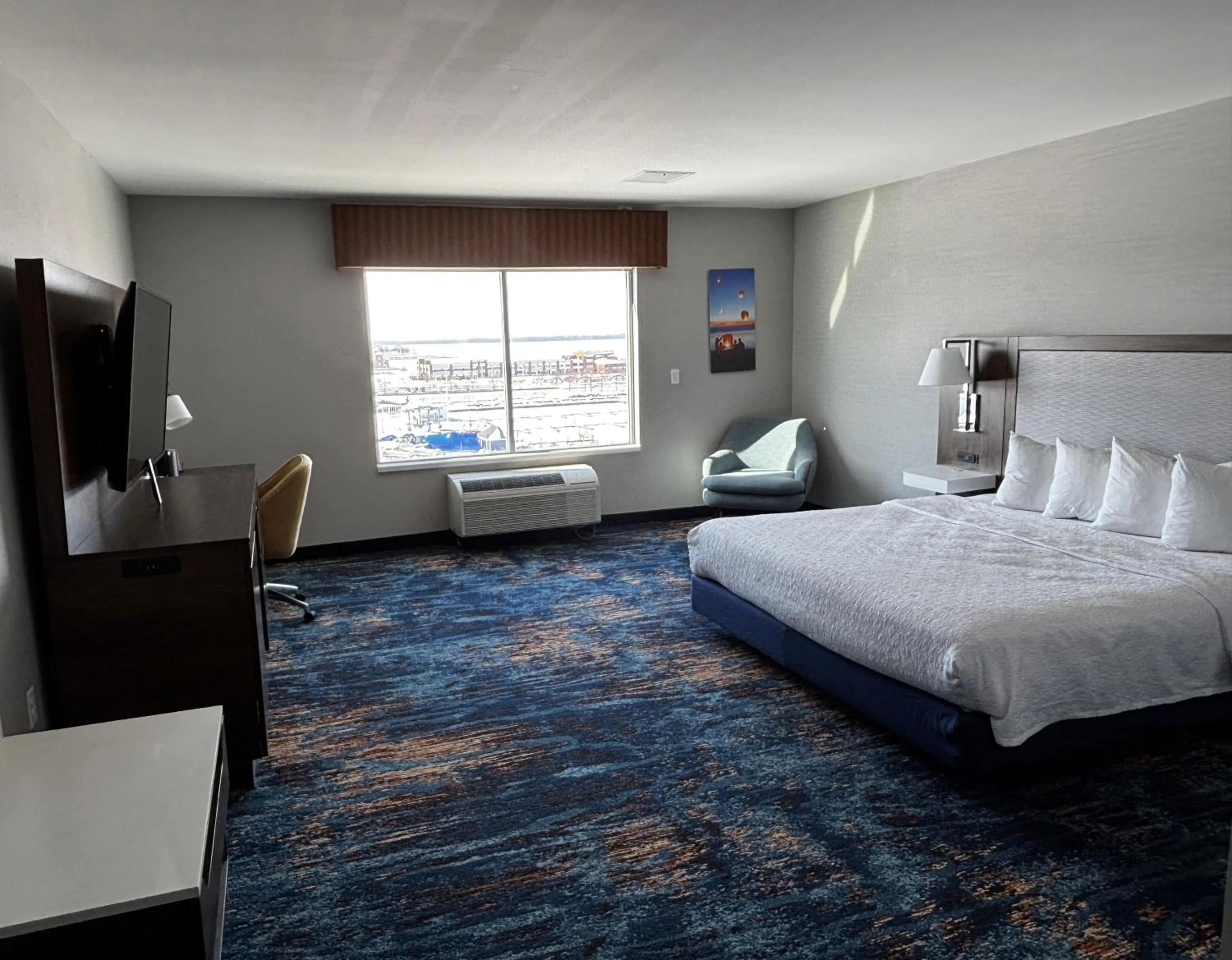 Bed in Hampton Inn & Suites Erie Bayfront
