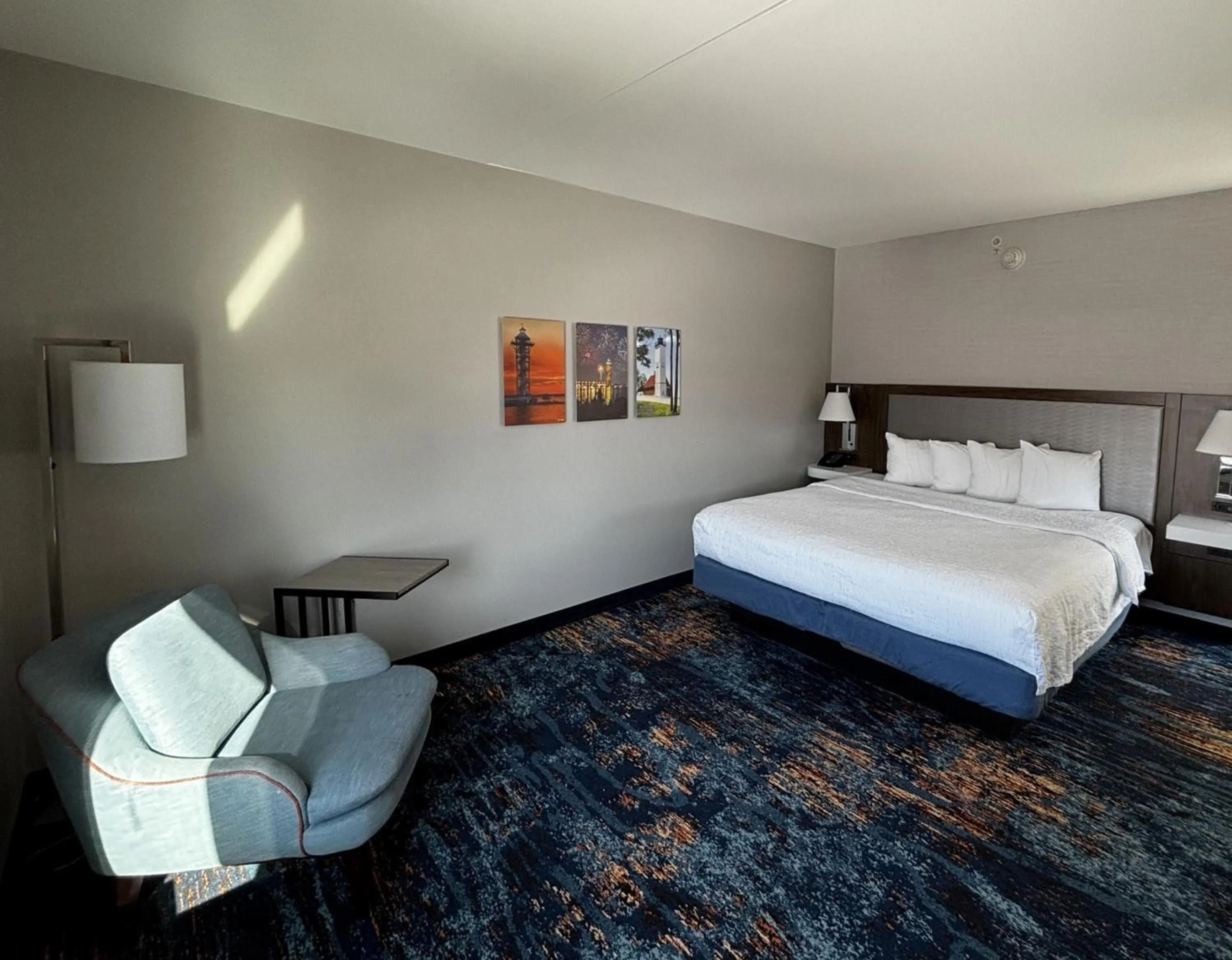 Bed in Hampton Inn & Suites Erie Bayfront