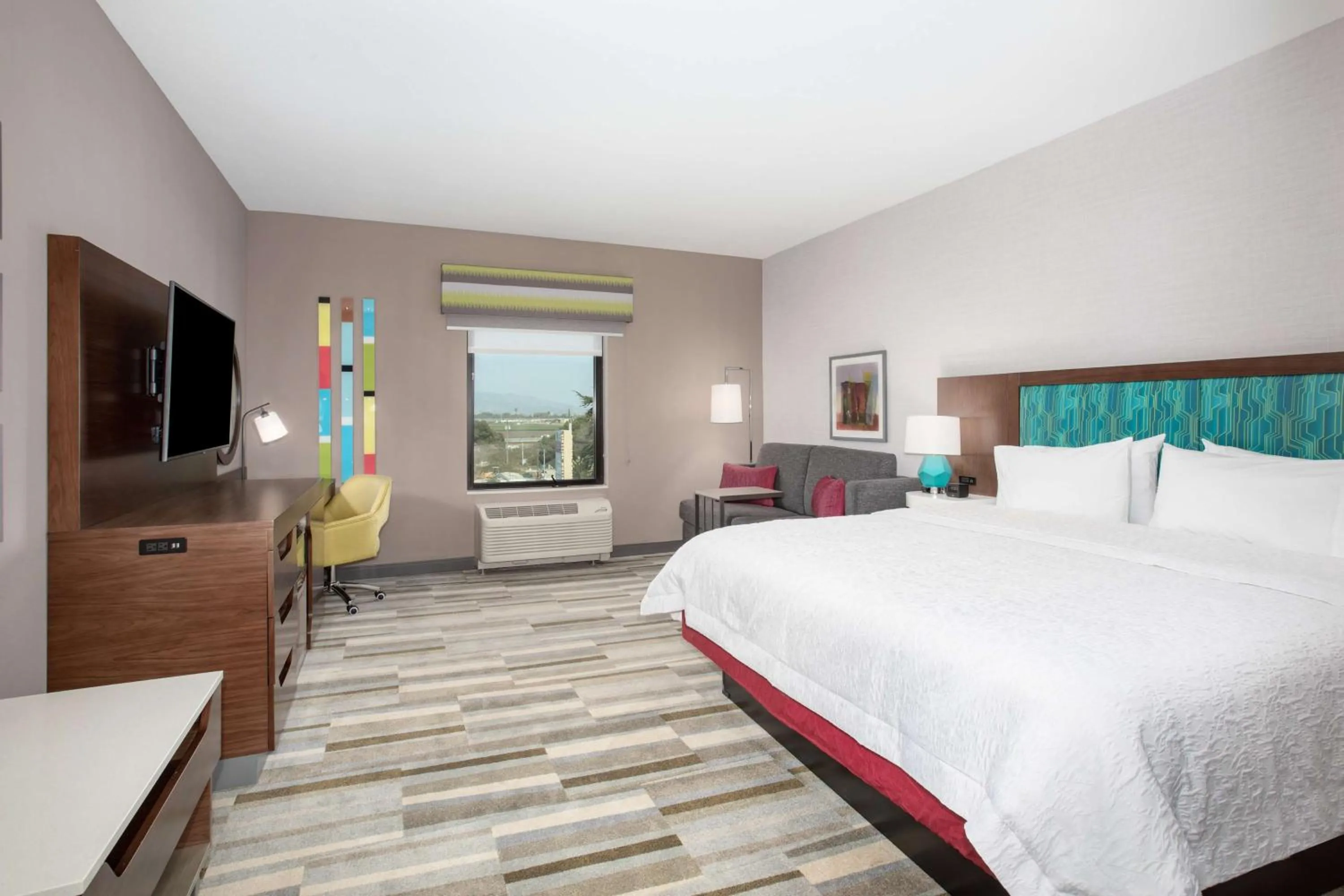 Living room, Bed in Hampton Inn & Suites Watsonville