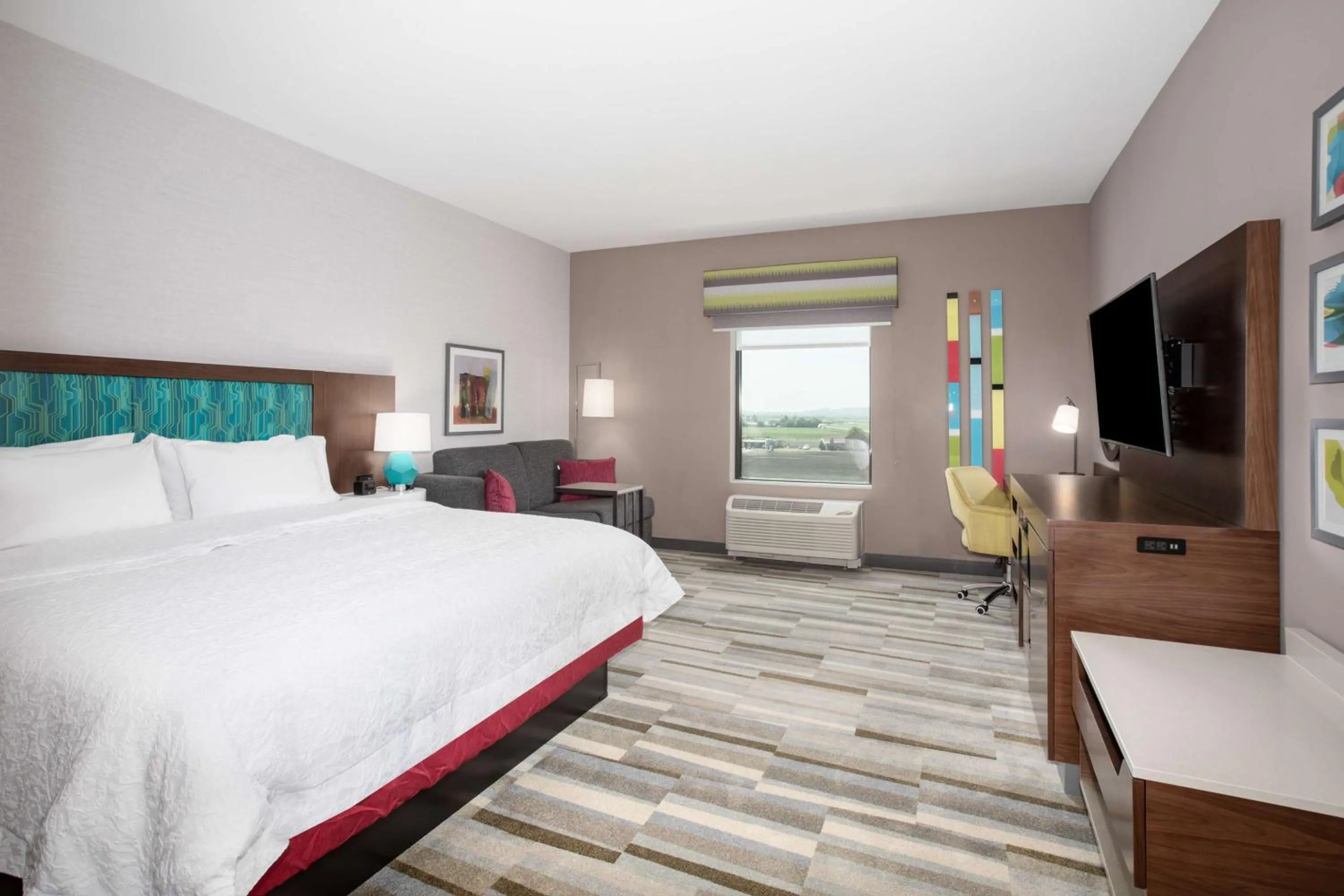 Living room, Bed in Hampton Inn & Suites Watsonville