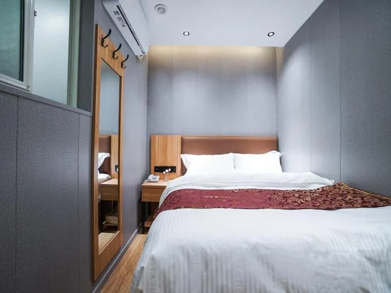 Bed in Green Alliance Baoshan Shanghai University Qihua Road Metro Station