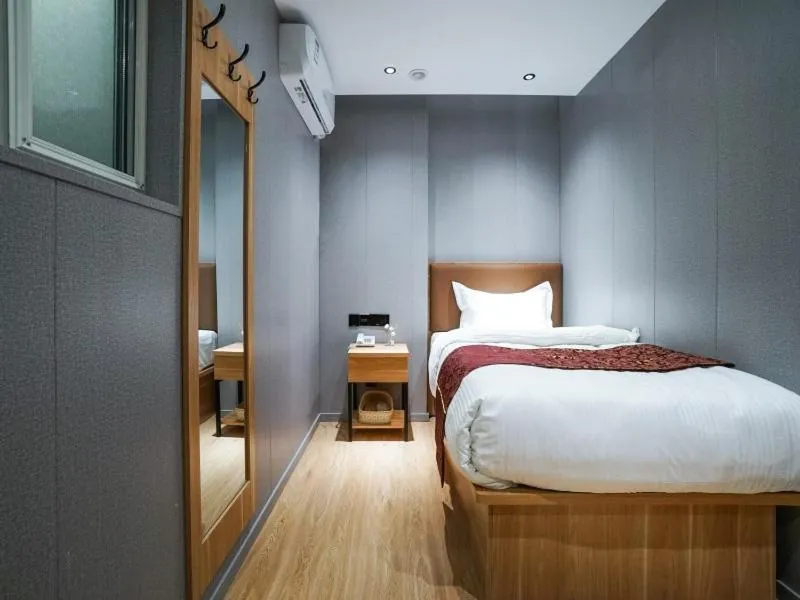 Bed in Green Alliance Baoshan Shanghai University Qihua Road Metro Station