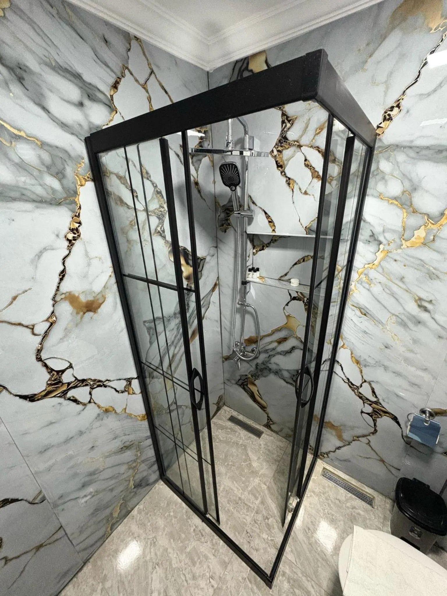 Shower in Armar Hotel