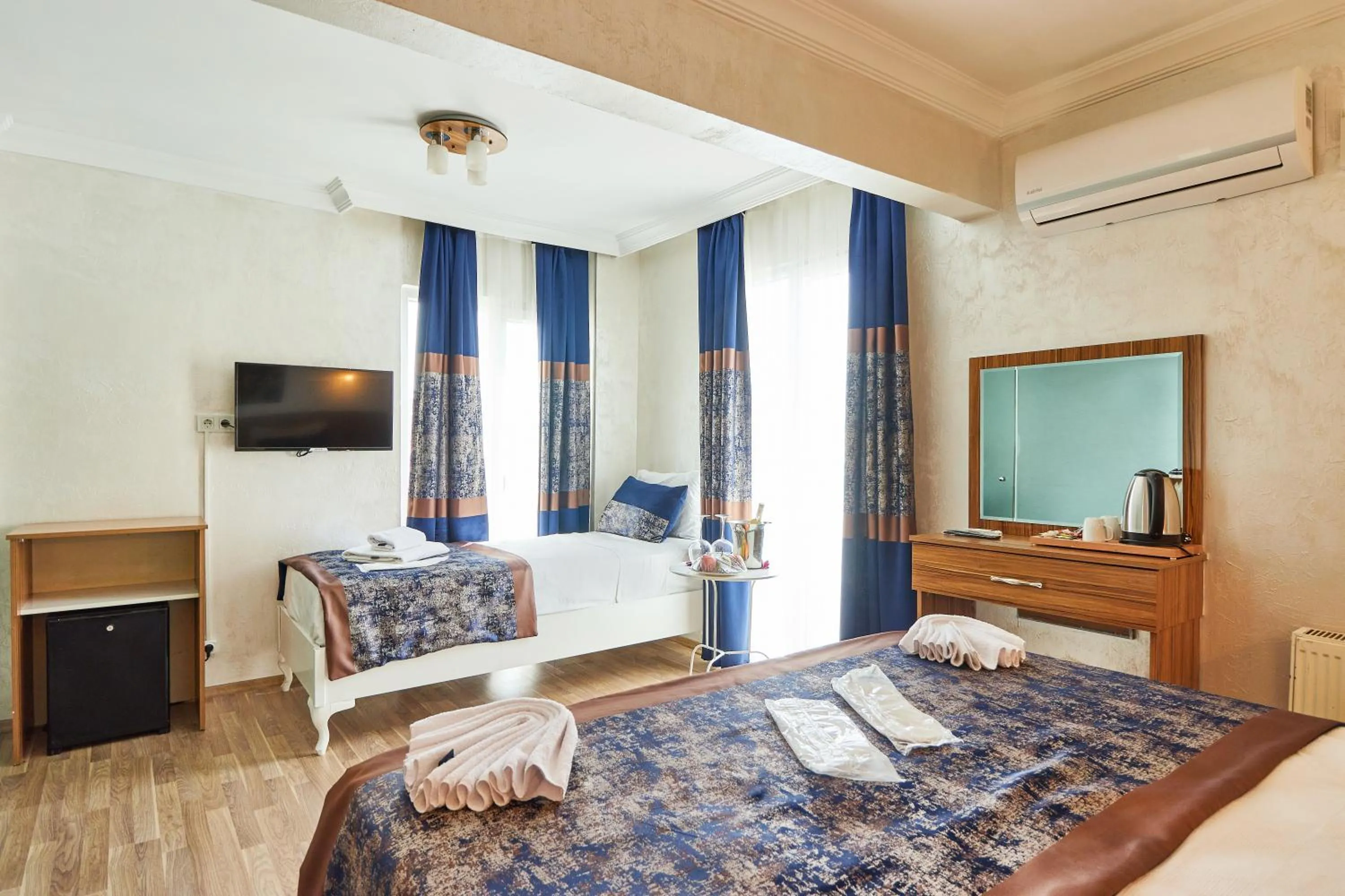 Photo of the whole room, Bed in Armar Hotel