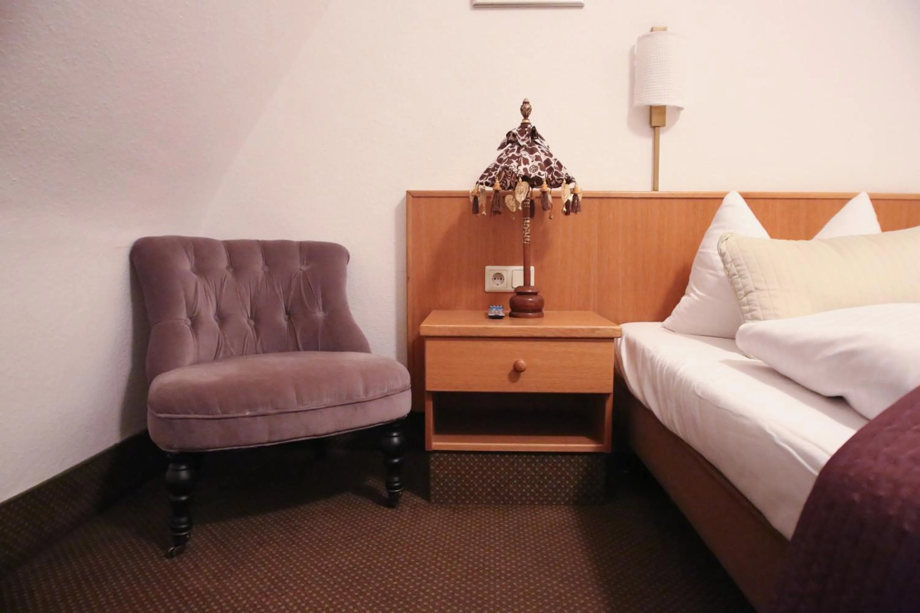 Seating area, Bed in Hotel Barbarossa Garni