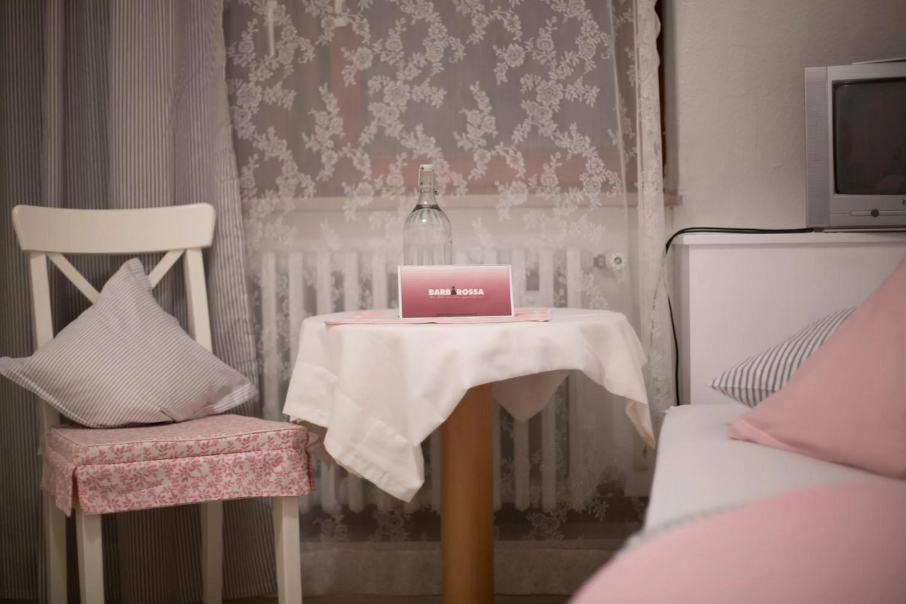 Seating area, Bed in Hotel Barbarossa Garni