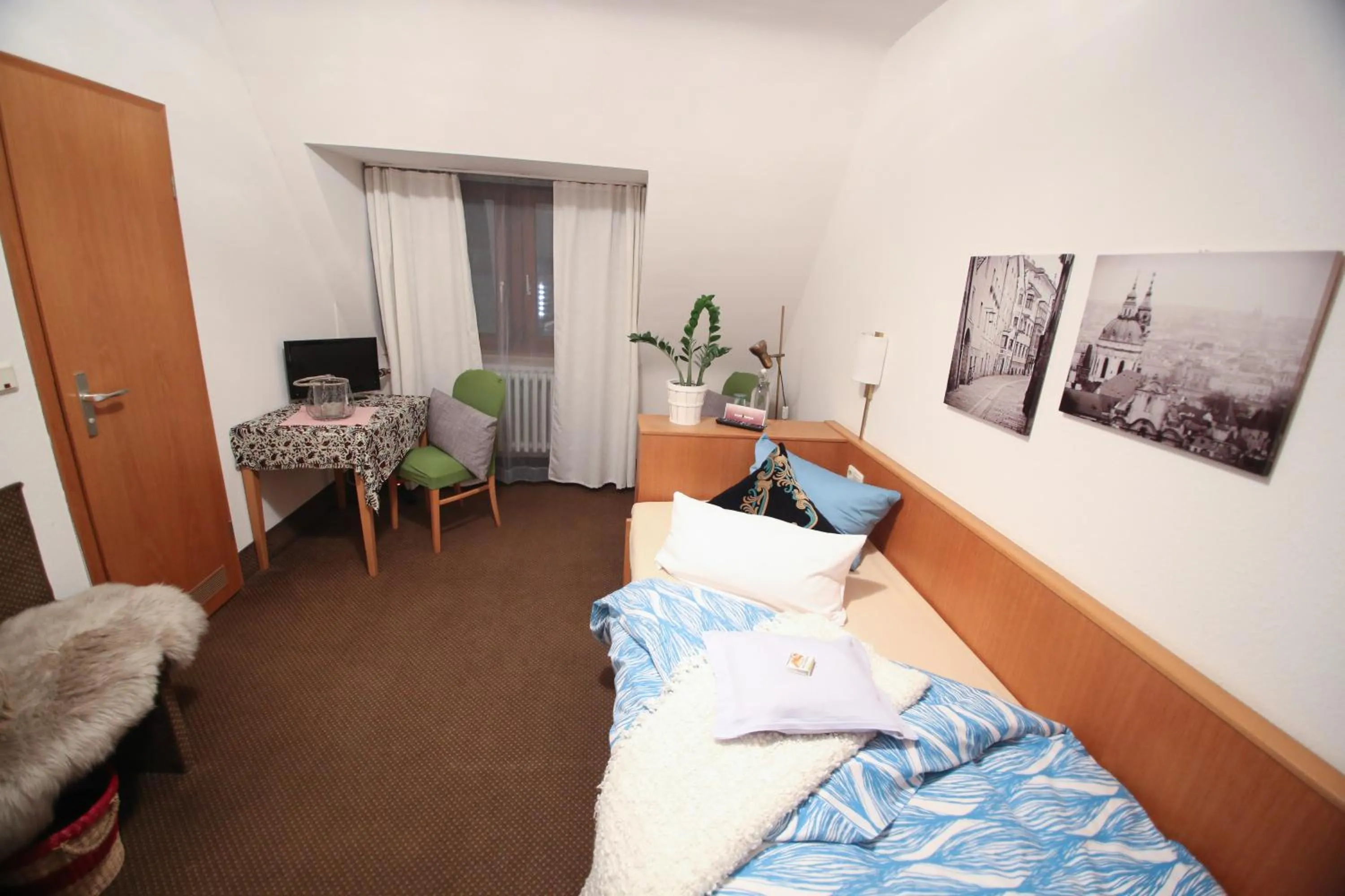 Photo of the whole room, Bed in Hotel Barbarossa Garni