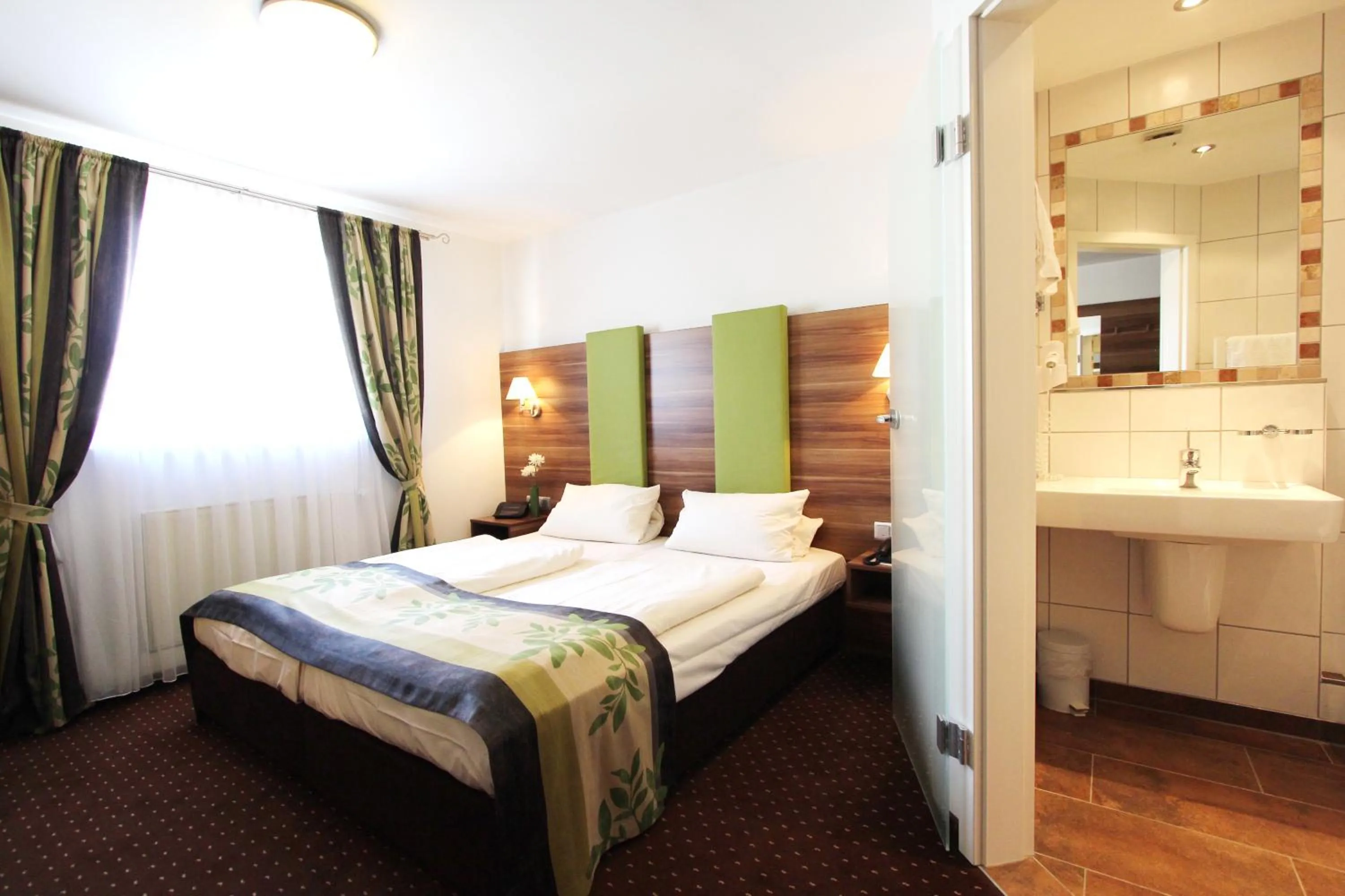 Photo of the whole room, Bed in Altdeutsche Weinstube - Superior