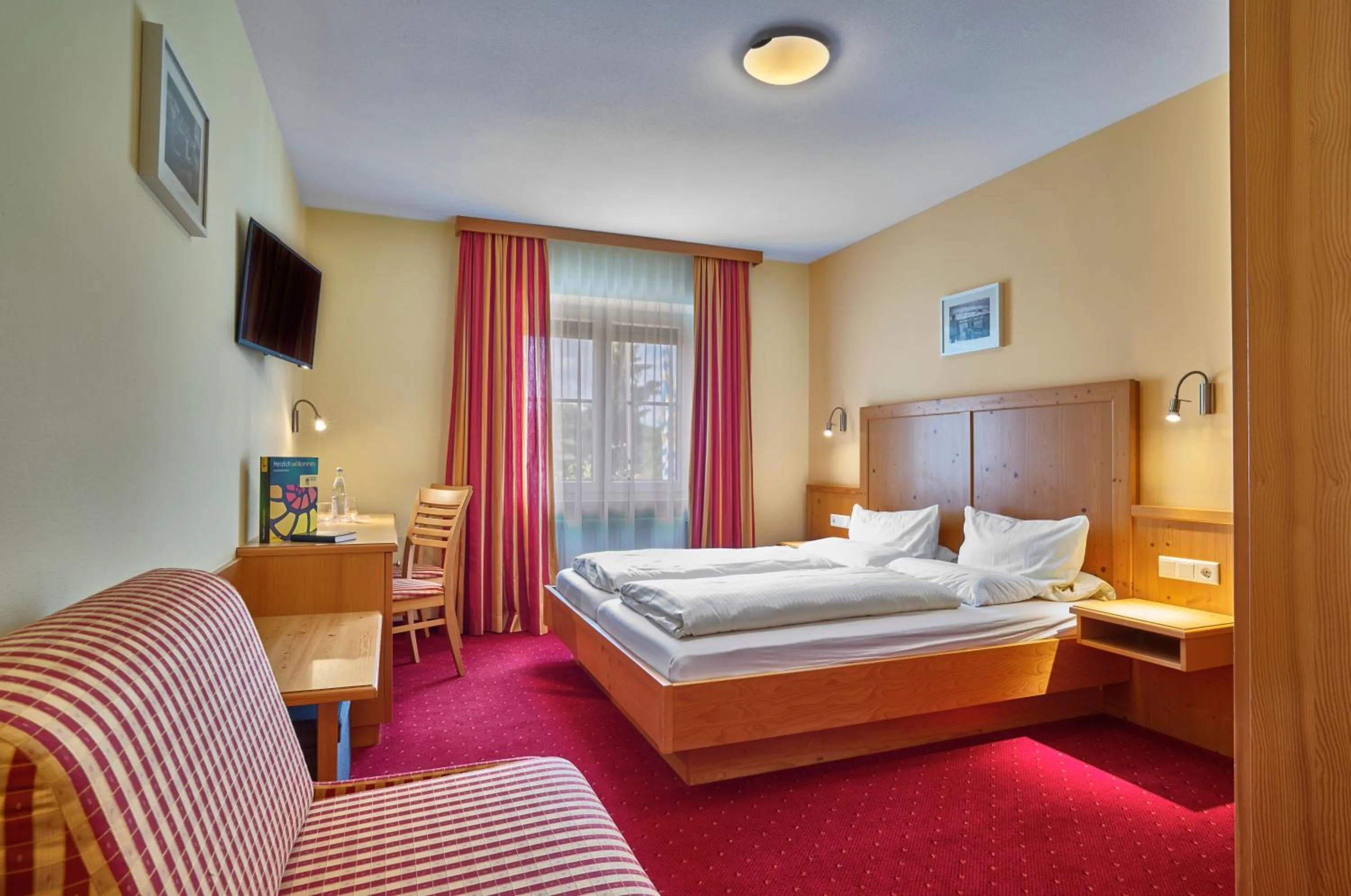 Photo of the whole room, Bed in Zum blauen Hecht