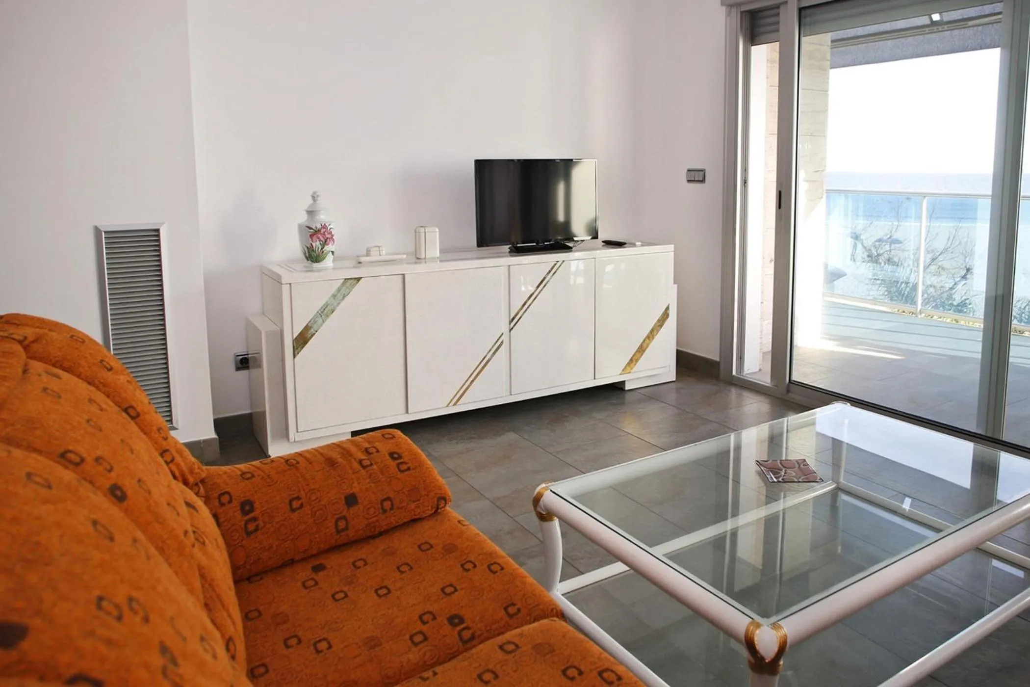 AT161 Vistas a la playa, piscina y equipamiento completo