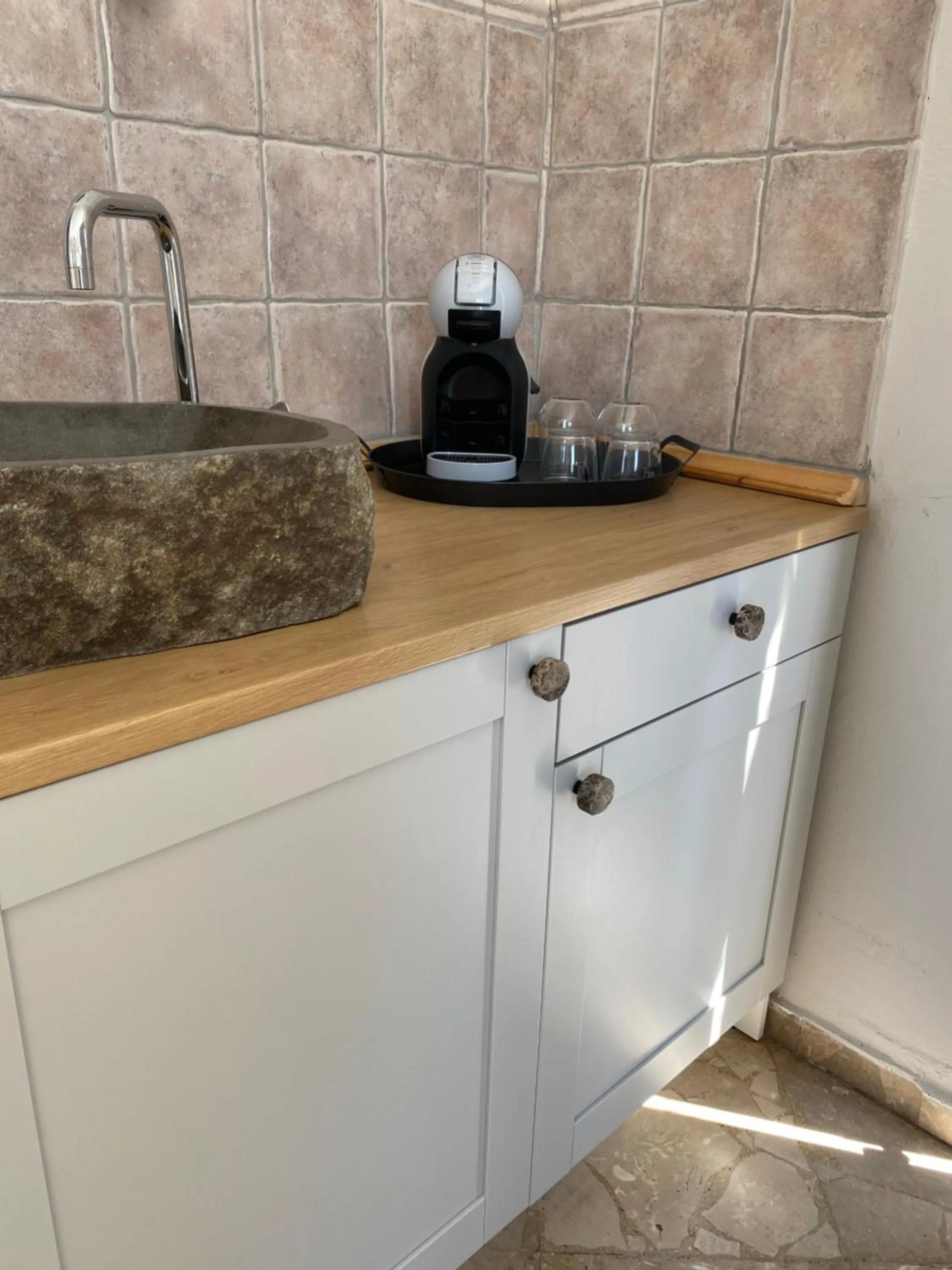 Coffee/tea facilities in Rania Apartments Sea View