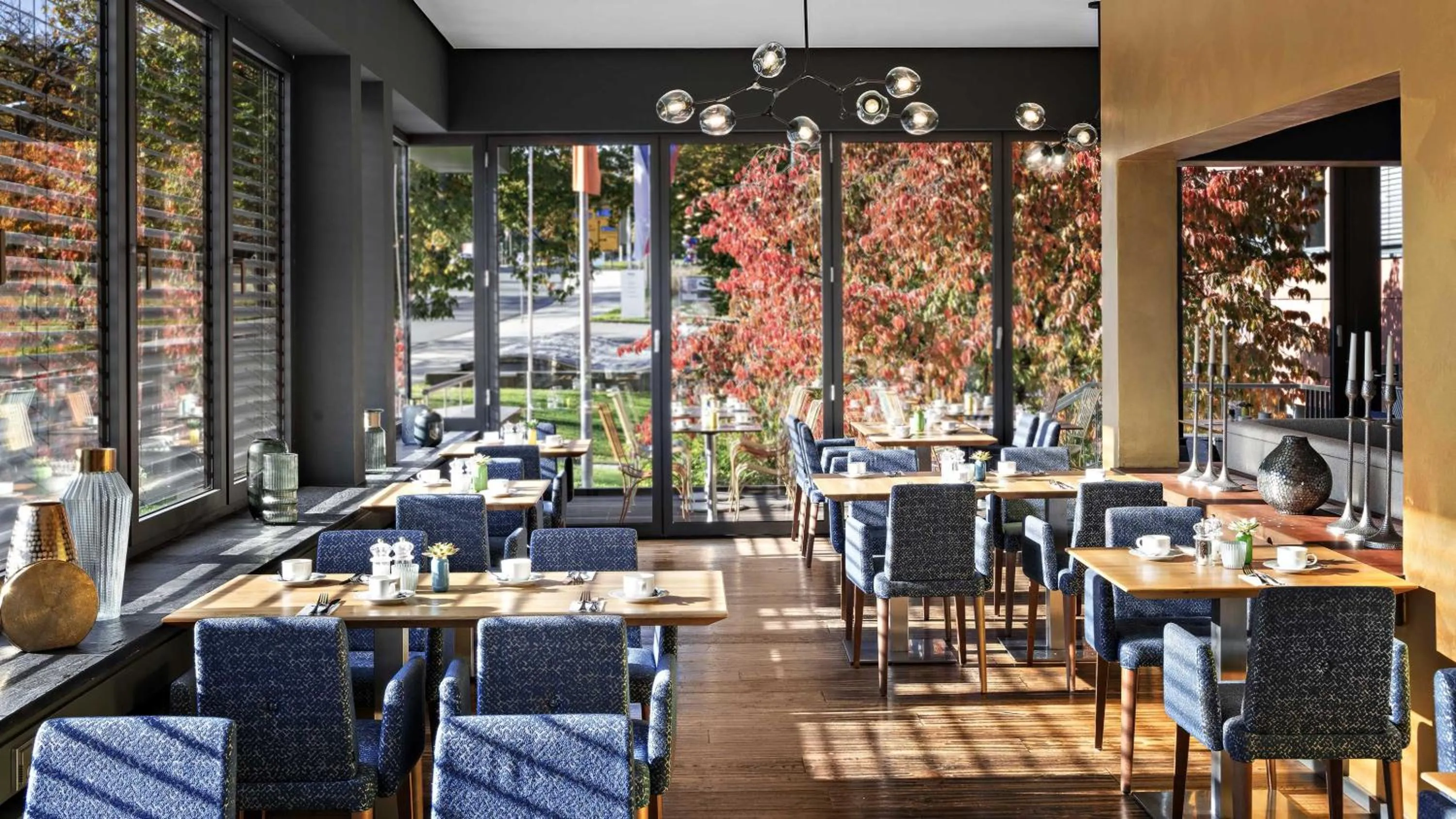 Restaurant/places to eat in Hotel Central