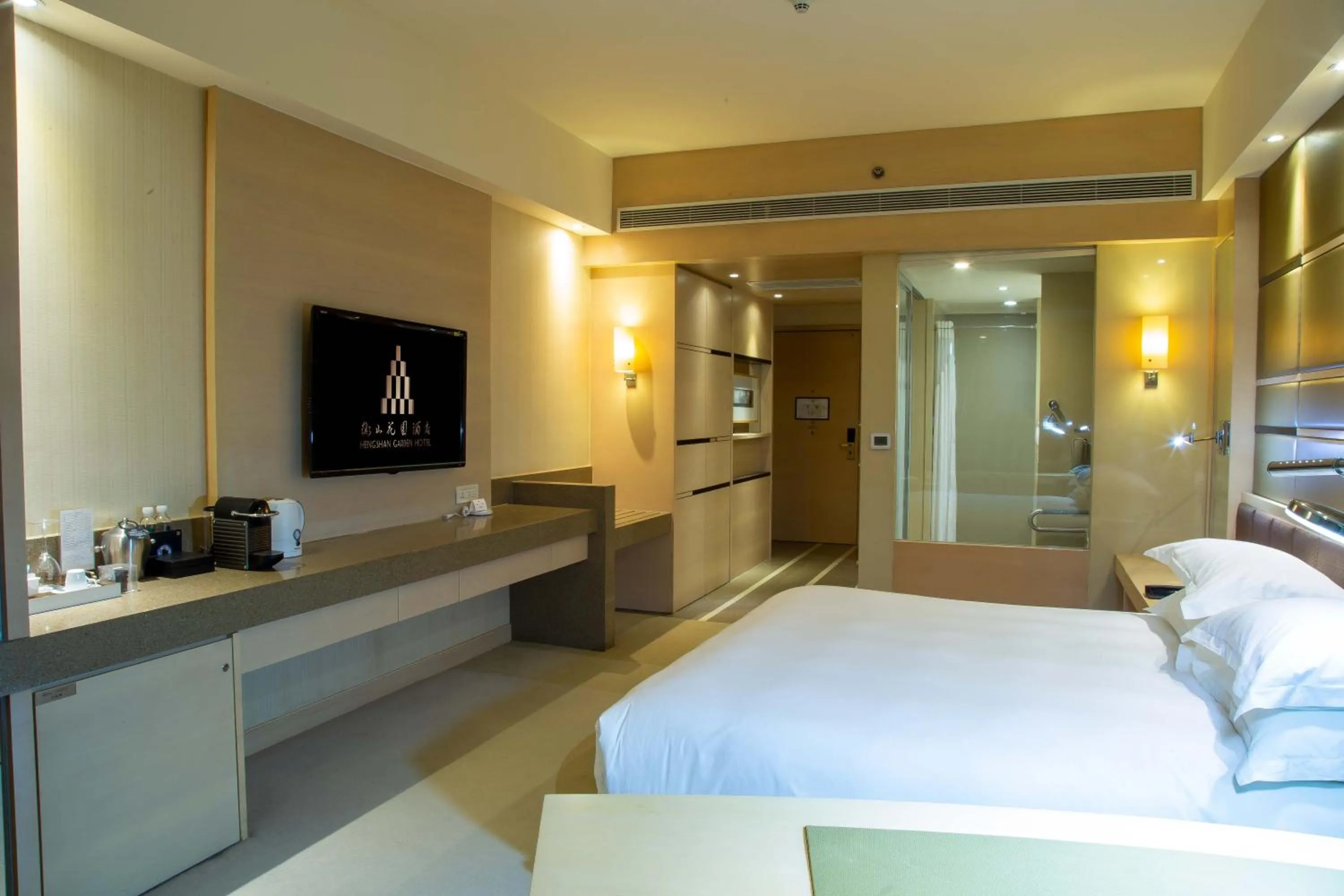 Photo of the whole room in Hengshan Garden Hotel