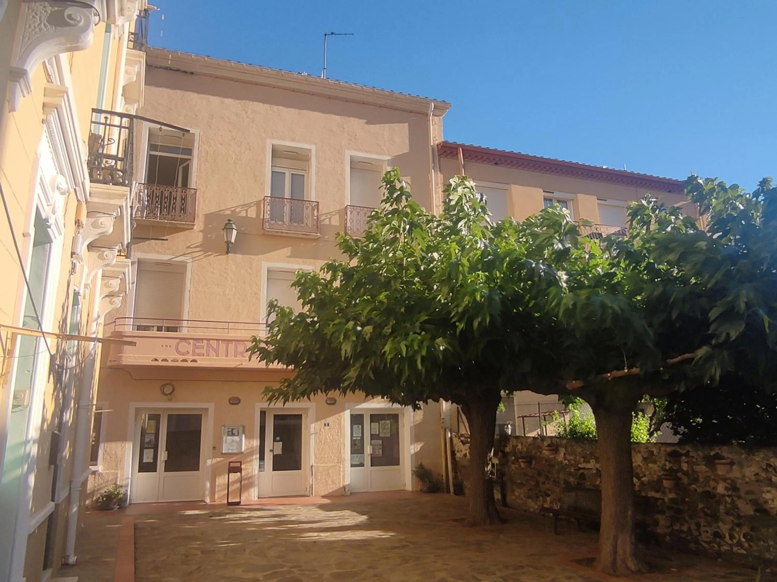 Facade/entrance in Central Hôtel