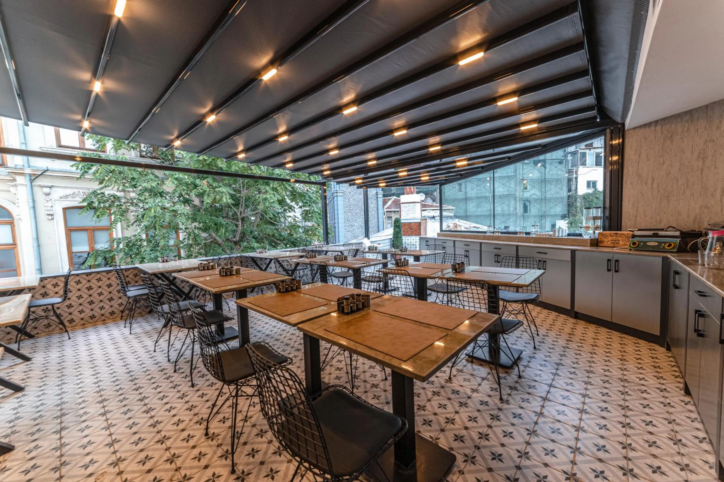 Restaurant/places to eat in World Heritage Center Hotel