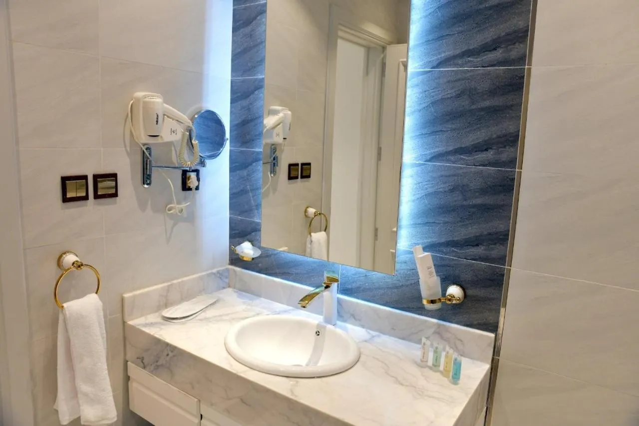 Bathroom in Crown City Hotel -فندق كراون ستي