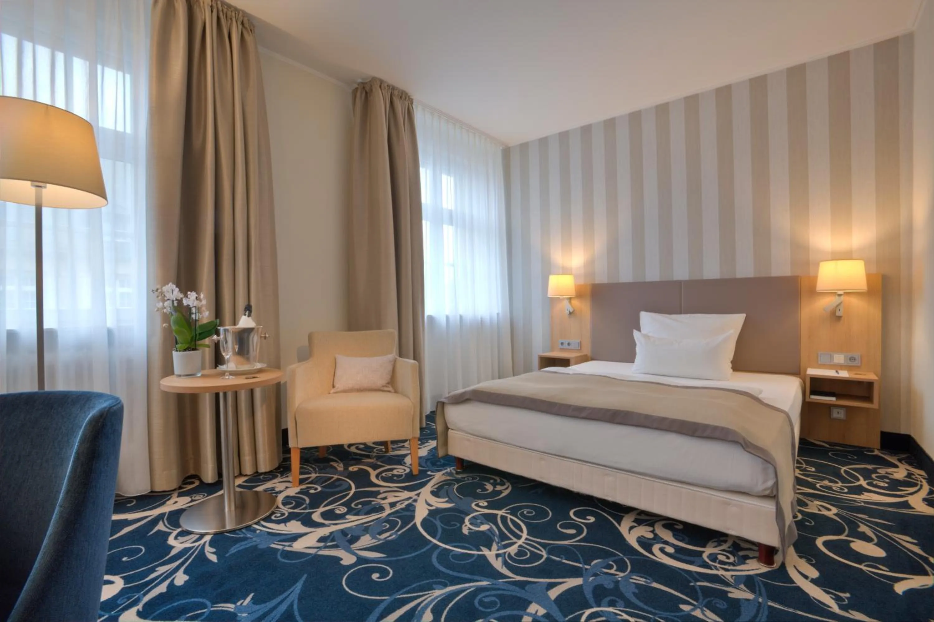 Photo of the whole room, Bed in Schlosshotel Karlsruhe