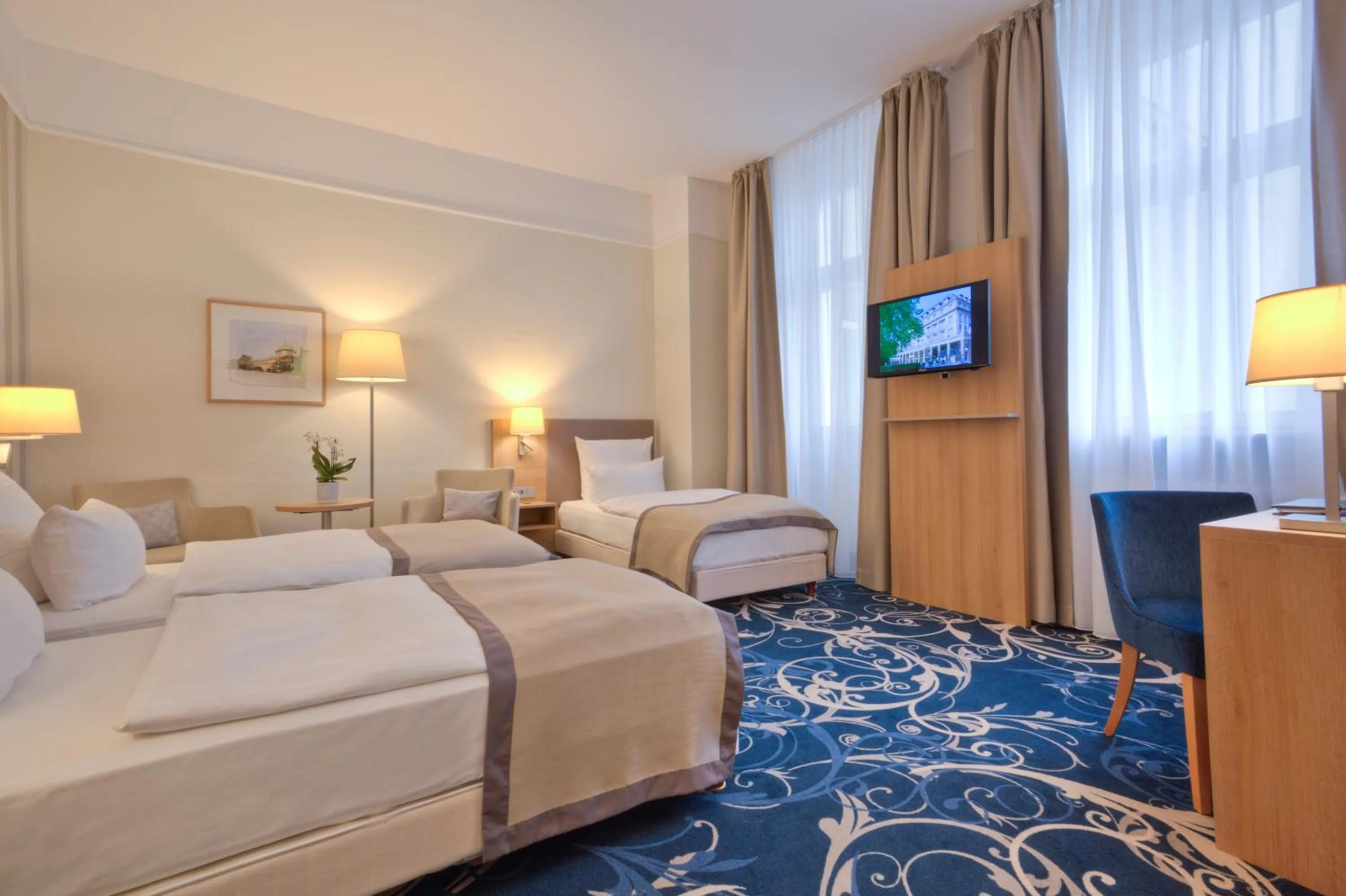 Photo of the whole room, Bed in Schlosshotel Karlsruhe