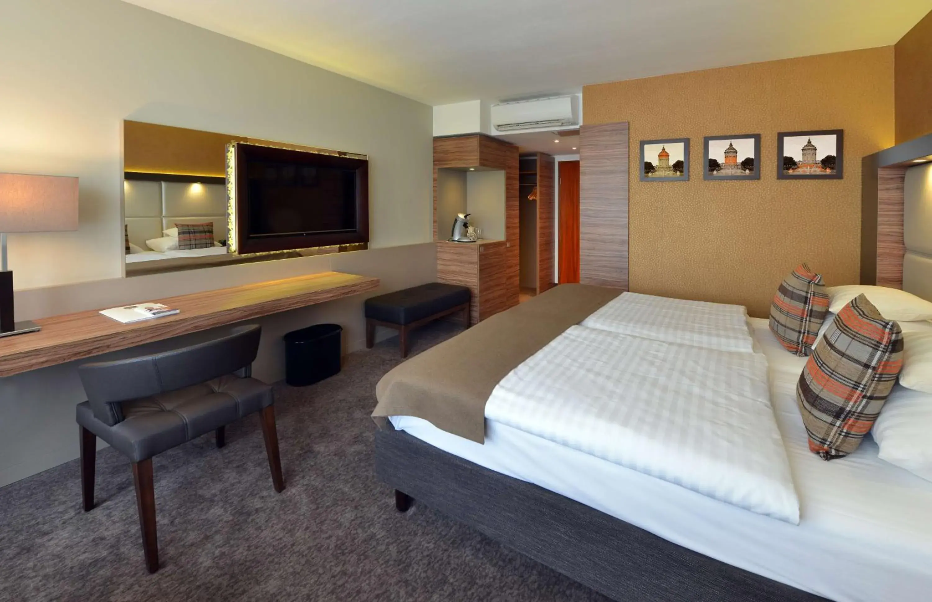 Bedroom, Bed in Best Western Plus Delta Park Hotel Bedroom, Bed in Best Western Plus Delta Park Hotel