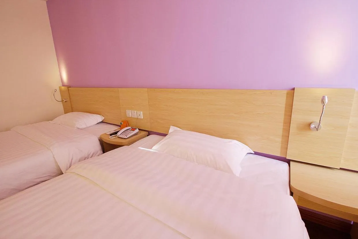 Bed in 7Days Inn ChengDu RenShou Shuyuan Road Haochi Street