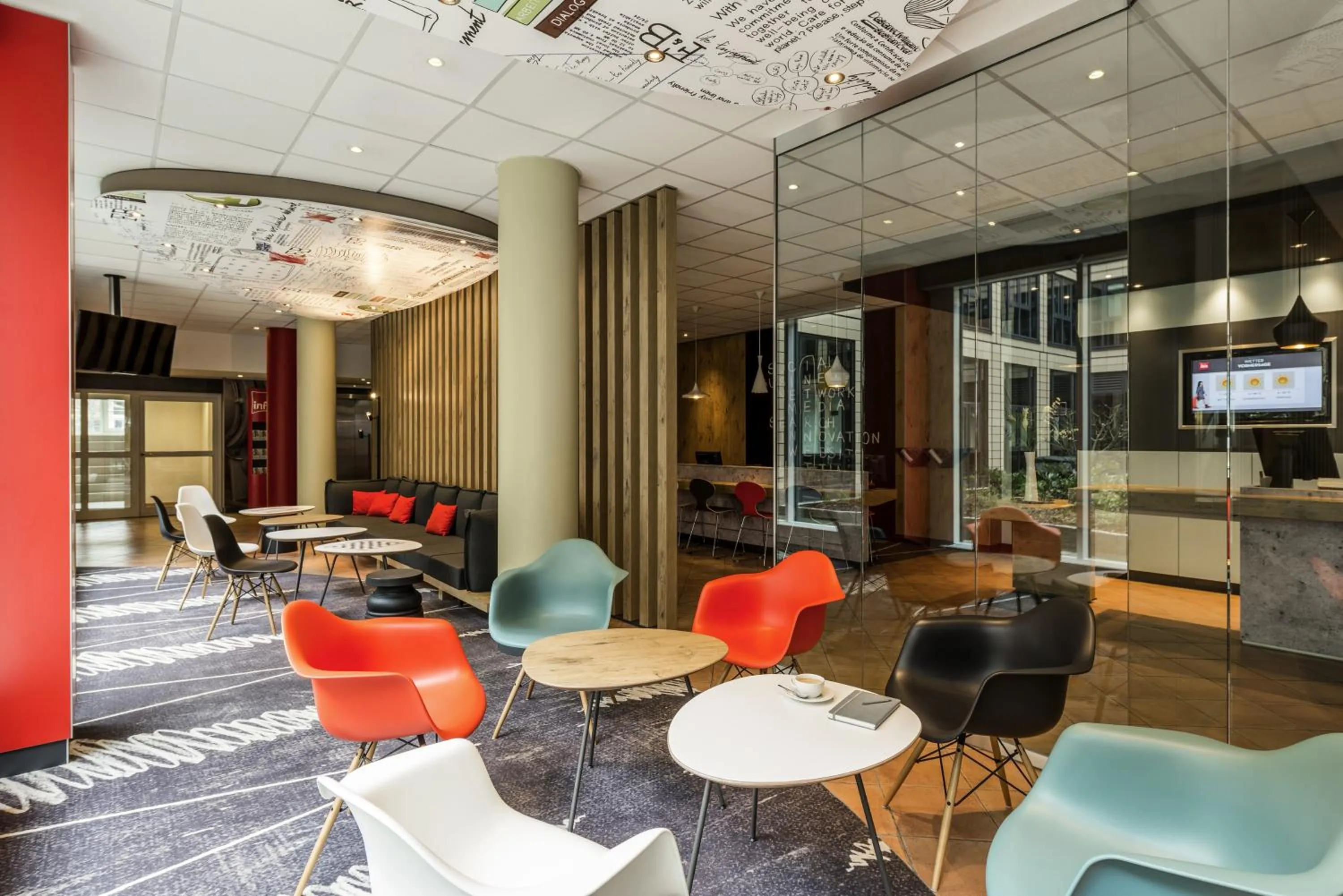 Lobby or reception in ibis München Parkstadt Schwabing