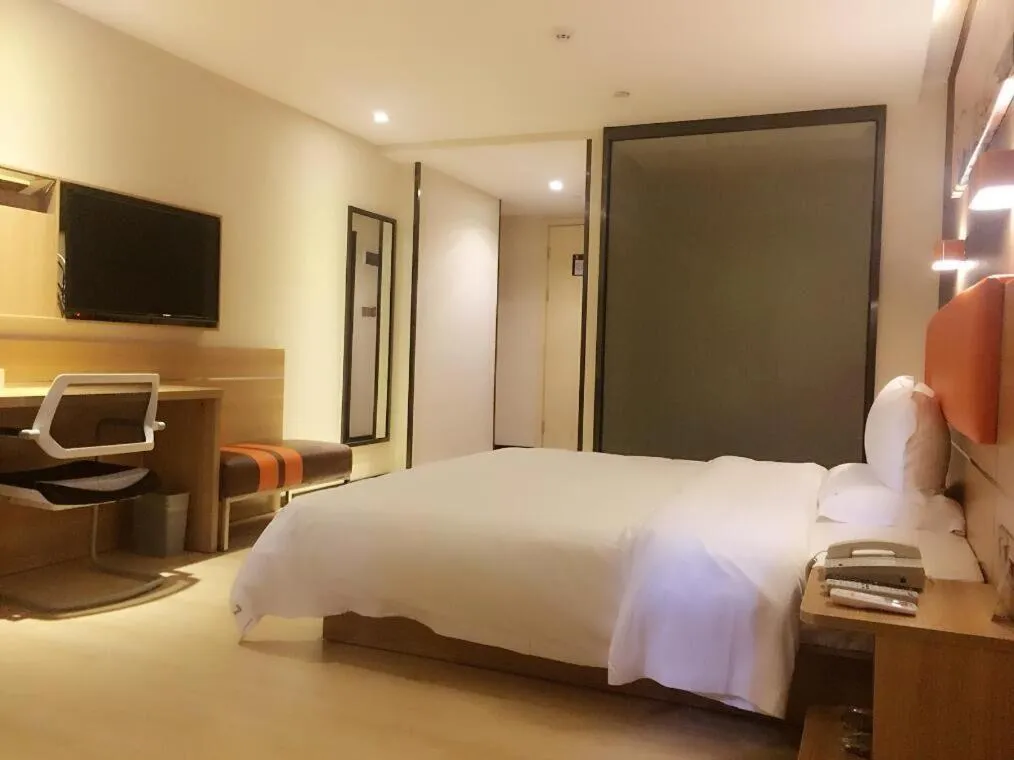 Bed in 7Days Premium Shenzhen Longgang Dayun Metro Station