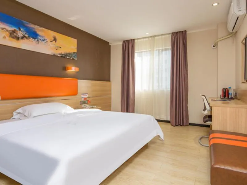 Bed in 7Days Premium Shenzhen Longgang Dayun Metro Station