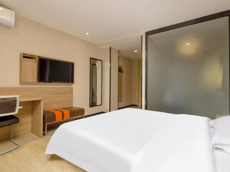 Bed in 7Days Premium Shenzhen Longgang Dayun Metro Station