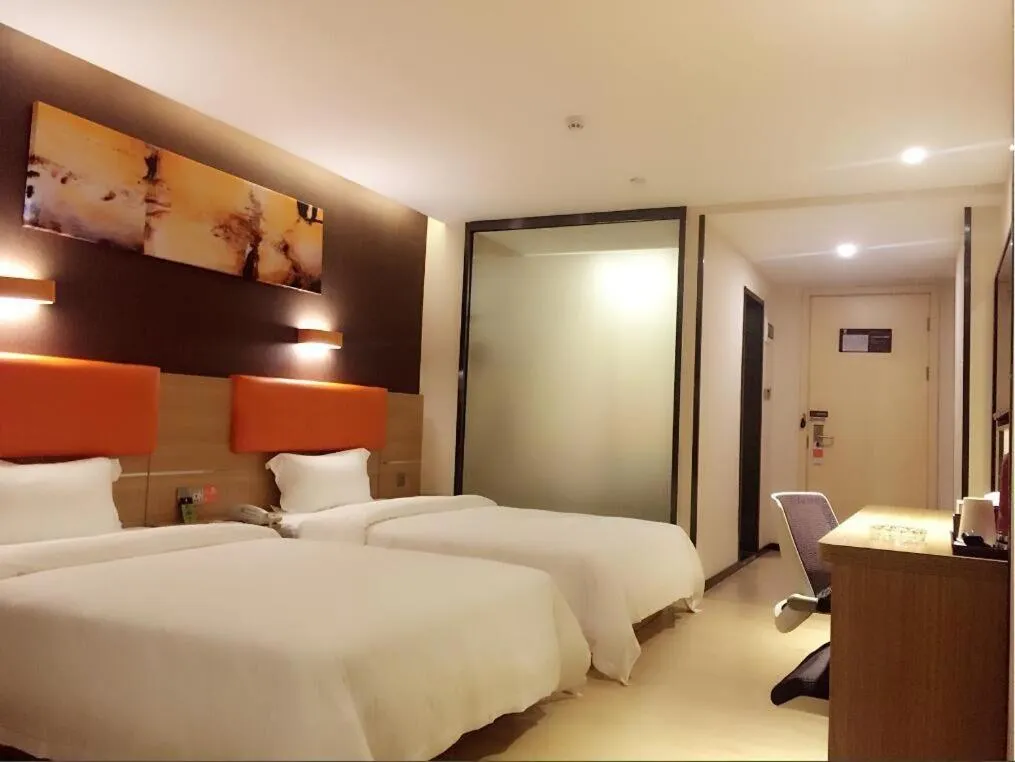 Bed in 7Days Premium Shenzhen Longgang Dayun Metro Station