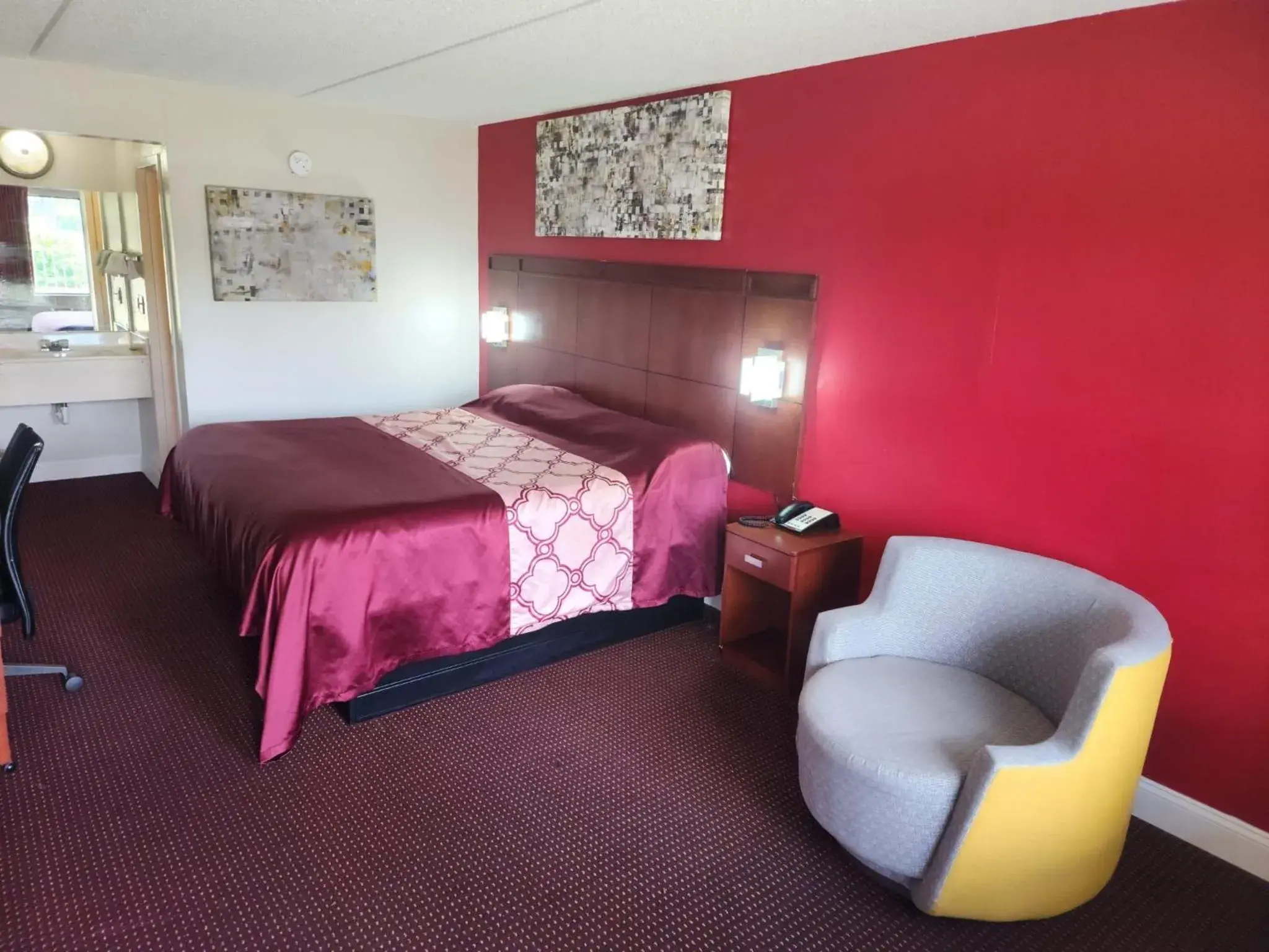 Living room, Bed in American Inn Chesapeake - Portsmouth Living room, Bed in American Inn Chesapeake - Portsmouth