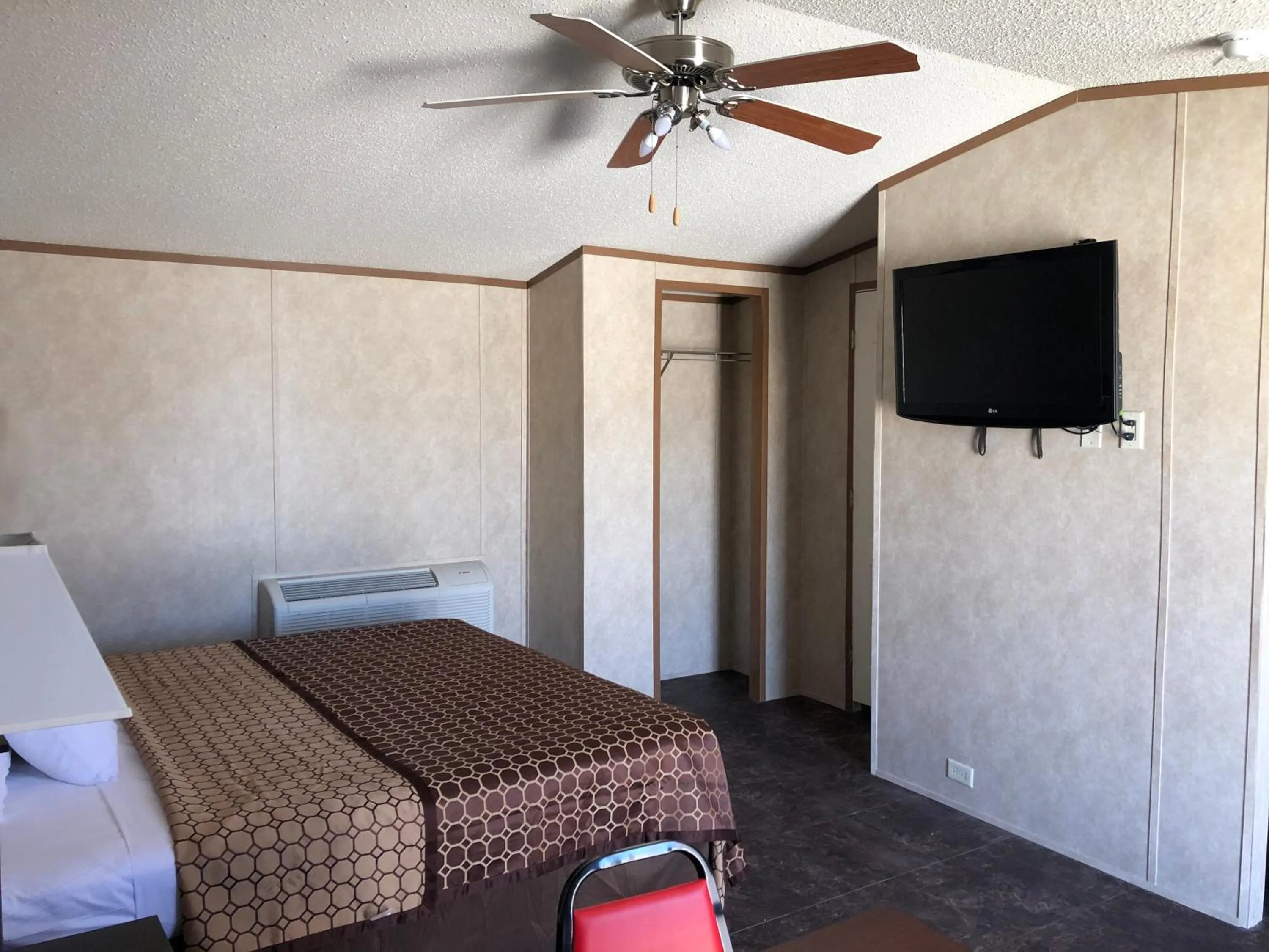 Photo of the whole room, Bed in Monahans Country Inn